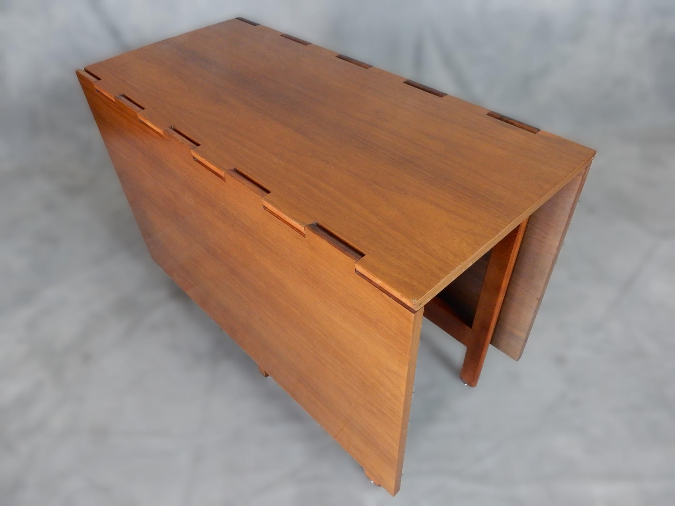 Iconic George Nelson design for Herman Miller gate leg table.
2 fold wide wood hinged tops with double gate legs.
The odd discoloration of one leaf appears to be an issue with the original finish. This does not affect use.
This table was always well