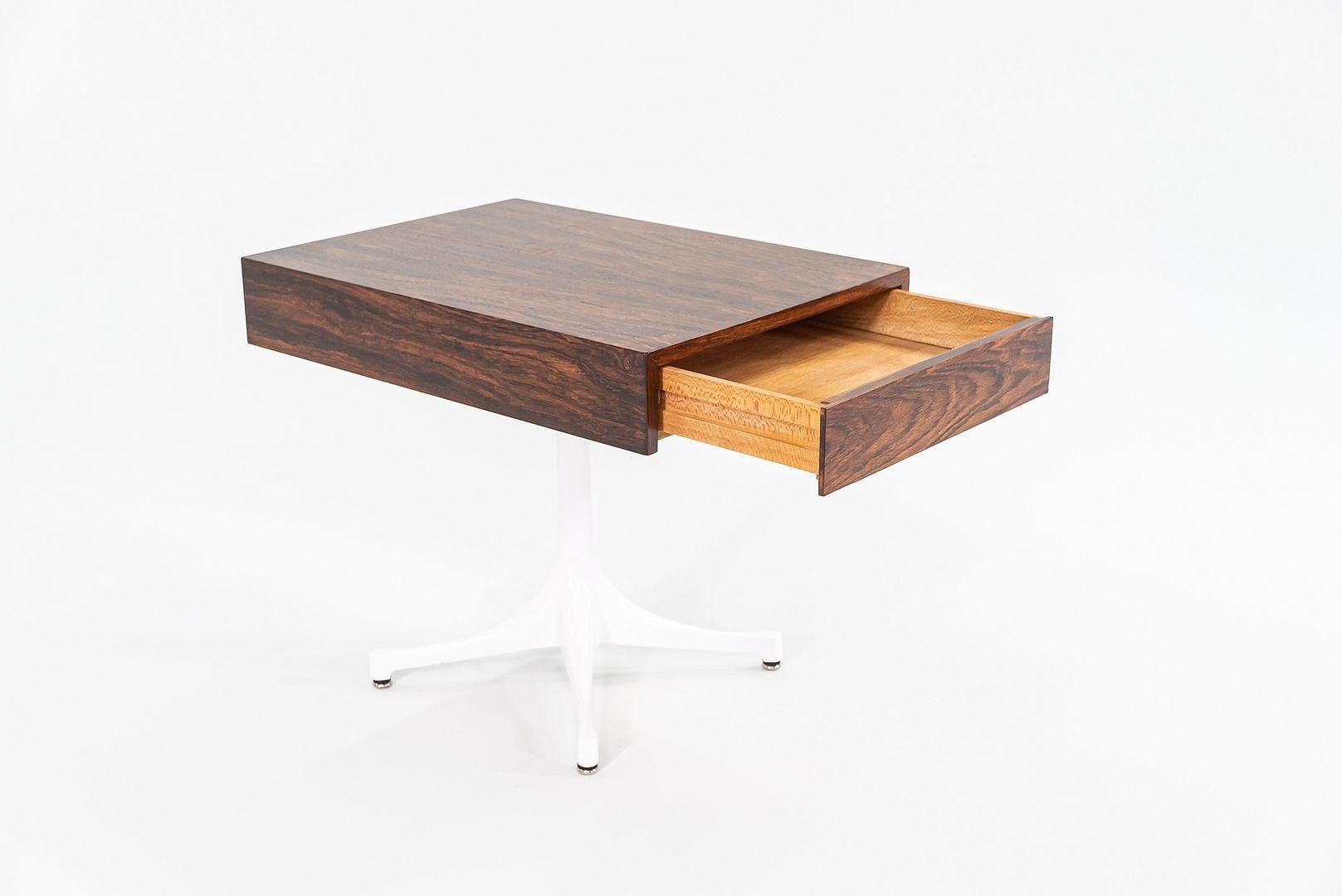 1950 George Nelson for Herman Miller Side Table / Nightstand on Pedestal Base (Table d'appoint / table de nuit sur piédestal) en vente 3