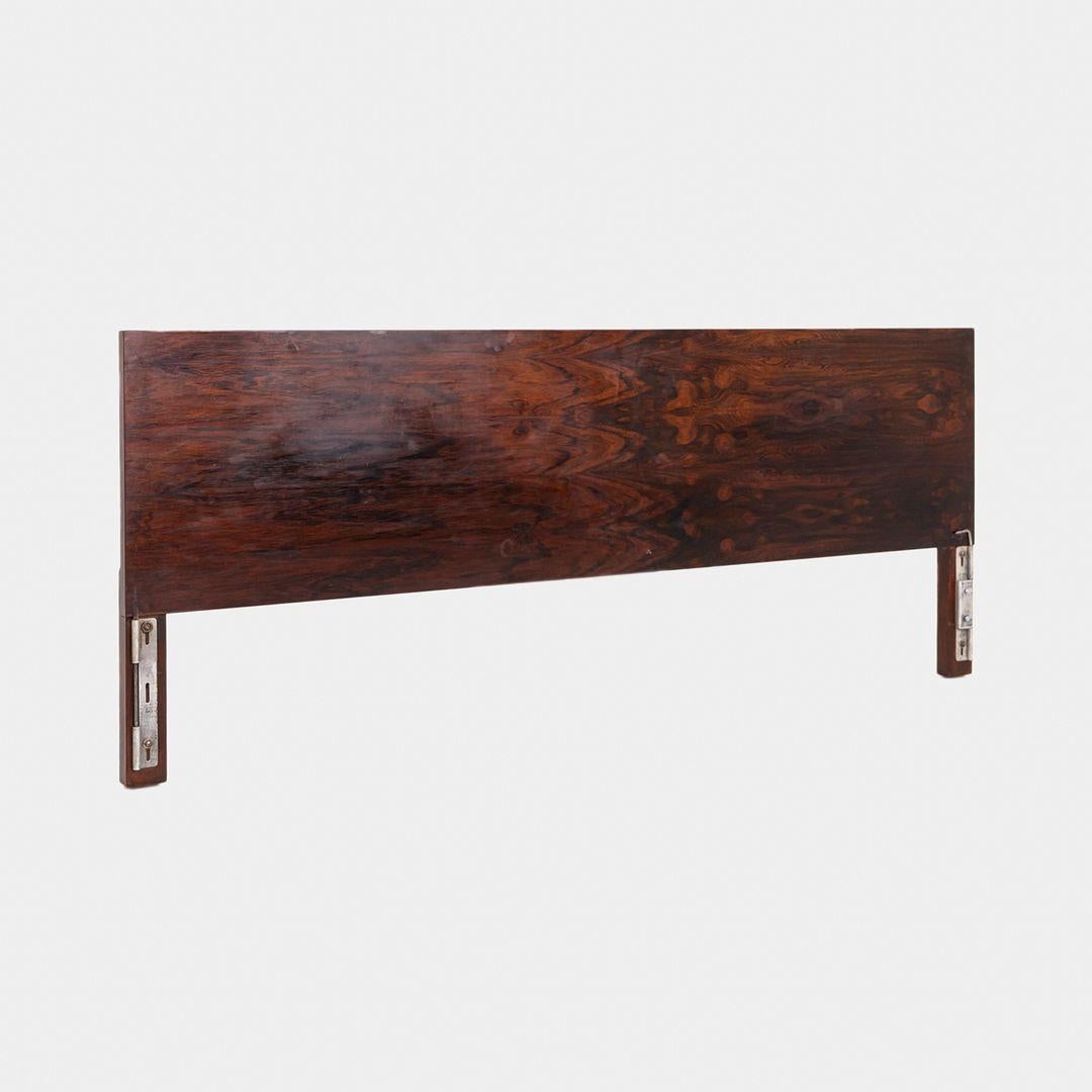 Il s'agit d'une tête de lit Thin Edge King size, conçue par George Nelson pour Herman Miller en 1952. Cet exemple date des années 1950. Le design présente un cadre rectangulaire avec un riche placage de bois de rose, et il y a un mécanisme renforcé