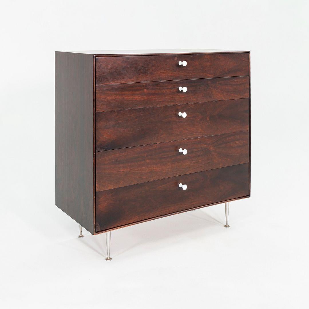 Il s'agit d'une commode à 5 tiroirs de la série Thin Edge, conçue par George Nelson pour Herman Miller en 1953. Cette pièce a été produite aux États-Unis et date des années 1950. Fabriquée en bois de rose, la mallette comporte cinq tiroirs et repose