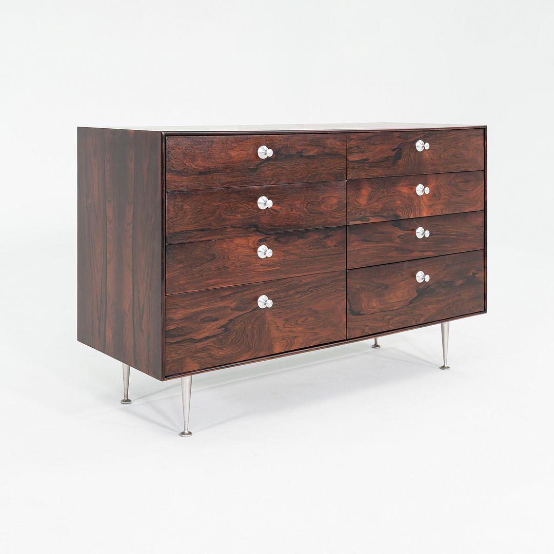Il s'agit d'une commode modèle 5221 de la série Thin Edge, conçue par George Nelson pour Herman Miller en 1953. Cette pièce a été produite aux États-Unis et date des années 1950. Fabriquée en bois de rose, la mallette comporte huit tiroirs et repose