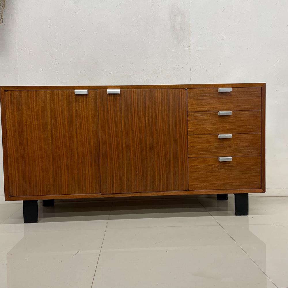Mid-Century Modern 1950s George Nelson Herman Miller Classic Walnut Dresser Cabinet  en vente