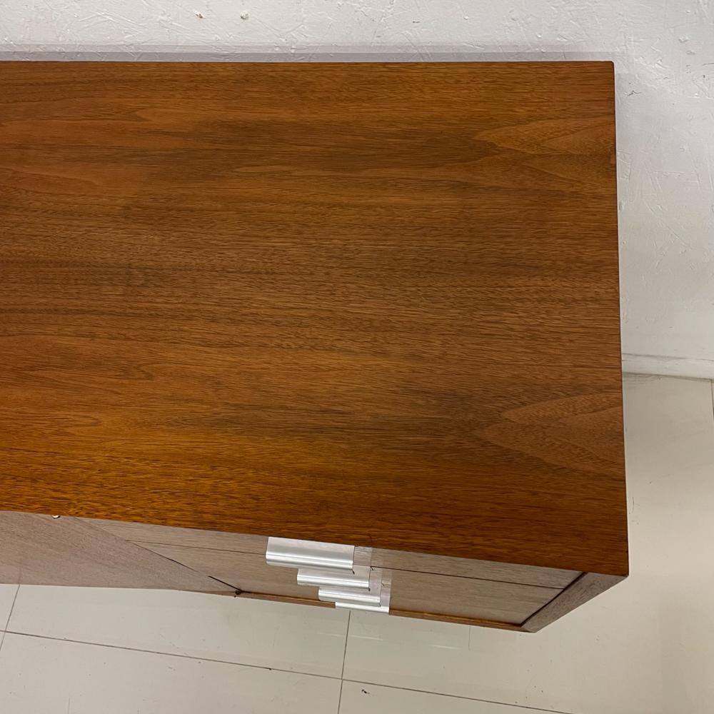 Milieu du XXe siècle 1950s George Nelson Herman Miller Classic Walnut Dresser Cabinet  en vente
