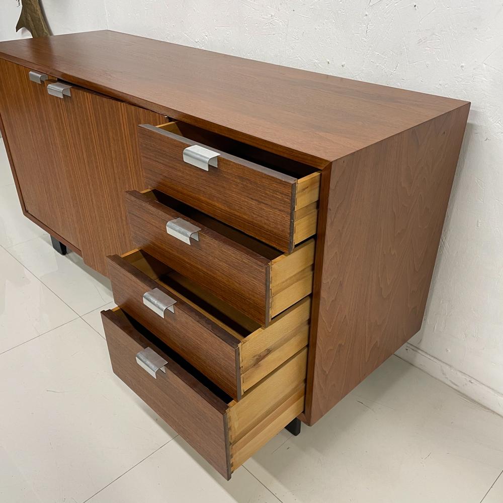 1950er George Nelson Herman Miller Classic Nussbaum Kommode Schrank  im Angebot 2