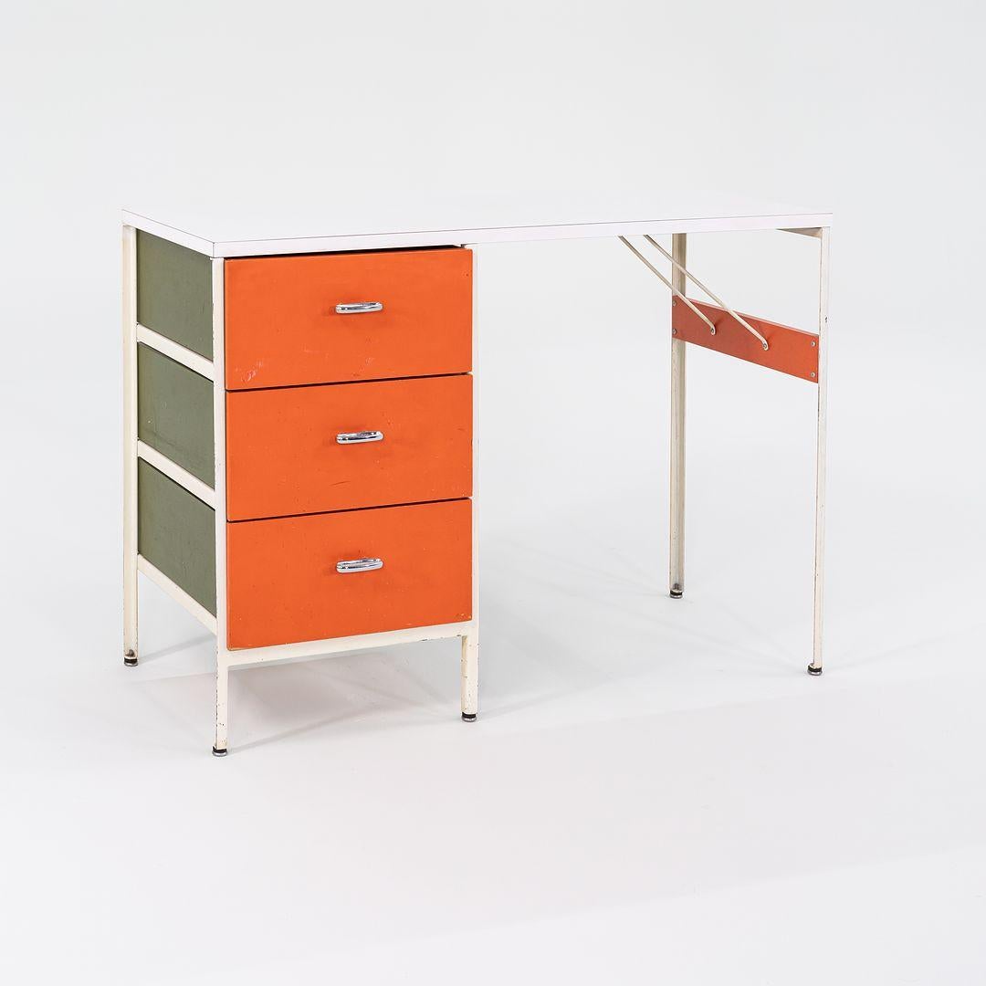 Se trata de un escritorio con estructura de acero de la serie n.º 4100, diseñado inicialmente por George Nelson para Herman Miller en 1954. Este ejemplo data de la década de 1950. Presenta un armazón de hierro curvado con recubrimiento de polvo