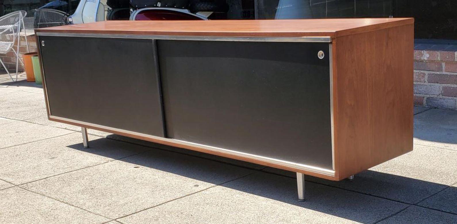 Rare Vintage Walnut credenza In The Manner Of A Herman Miller George Nelson Executive Credenza / Sideboard / Cabinet.

In Such As A 1950s Herman Miller Walnut Executive Office Credenza, We Have Taken Many Photos So You Can See The Beautiful Walnut
