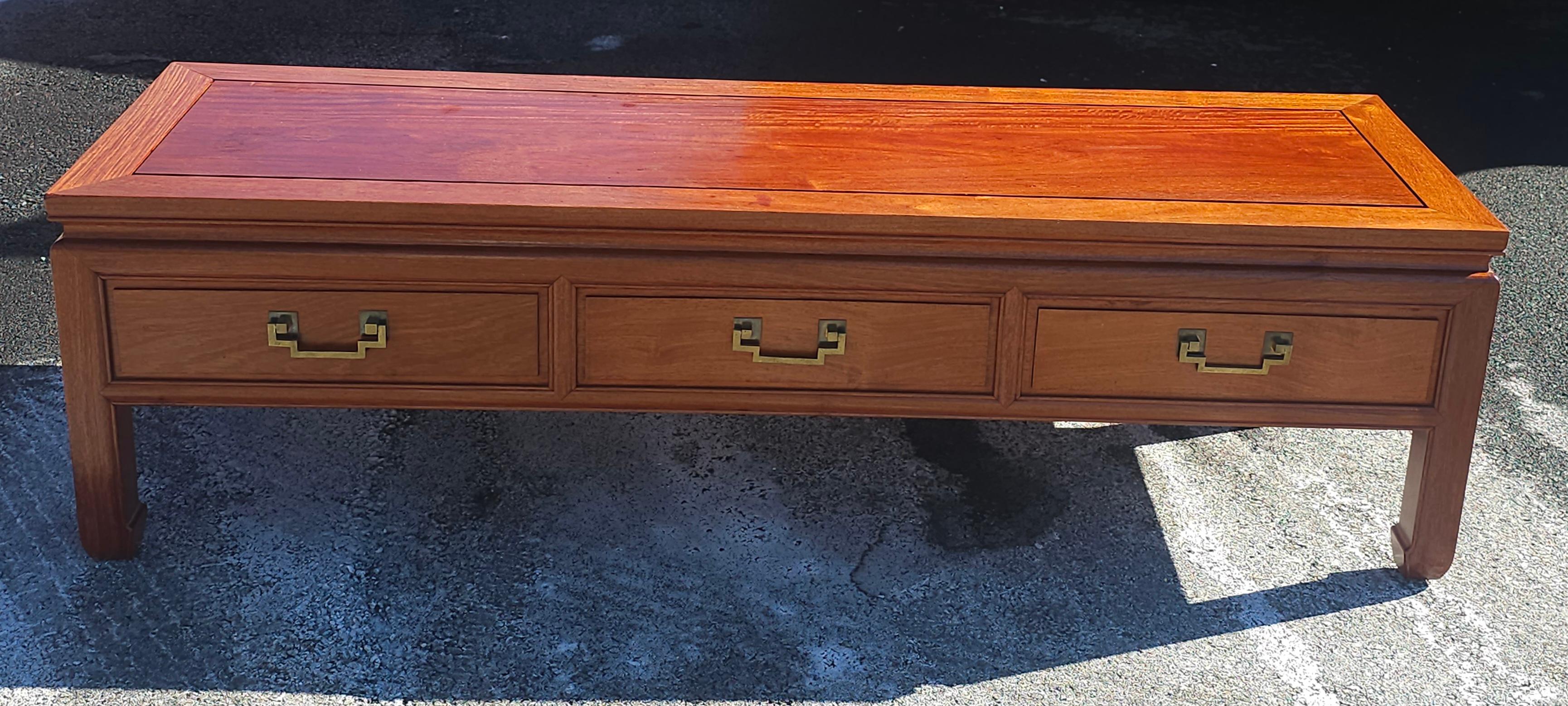 Mesa de Cocktail Larga de Tres Cajones de Palo de Rosa Estilo Ming de George Zee de los años 50 Banda cruzada