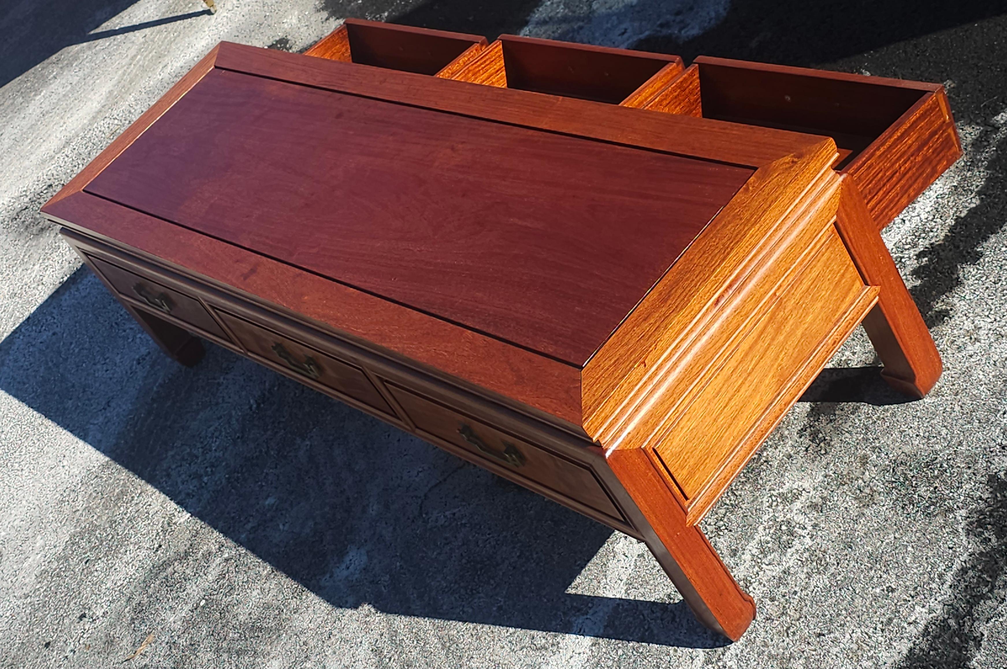 Mesa de Cocktail Larga de Tres Cajones de Palo de Rosa Estilo Ming de George Zee de los años 50 siglo XX