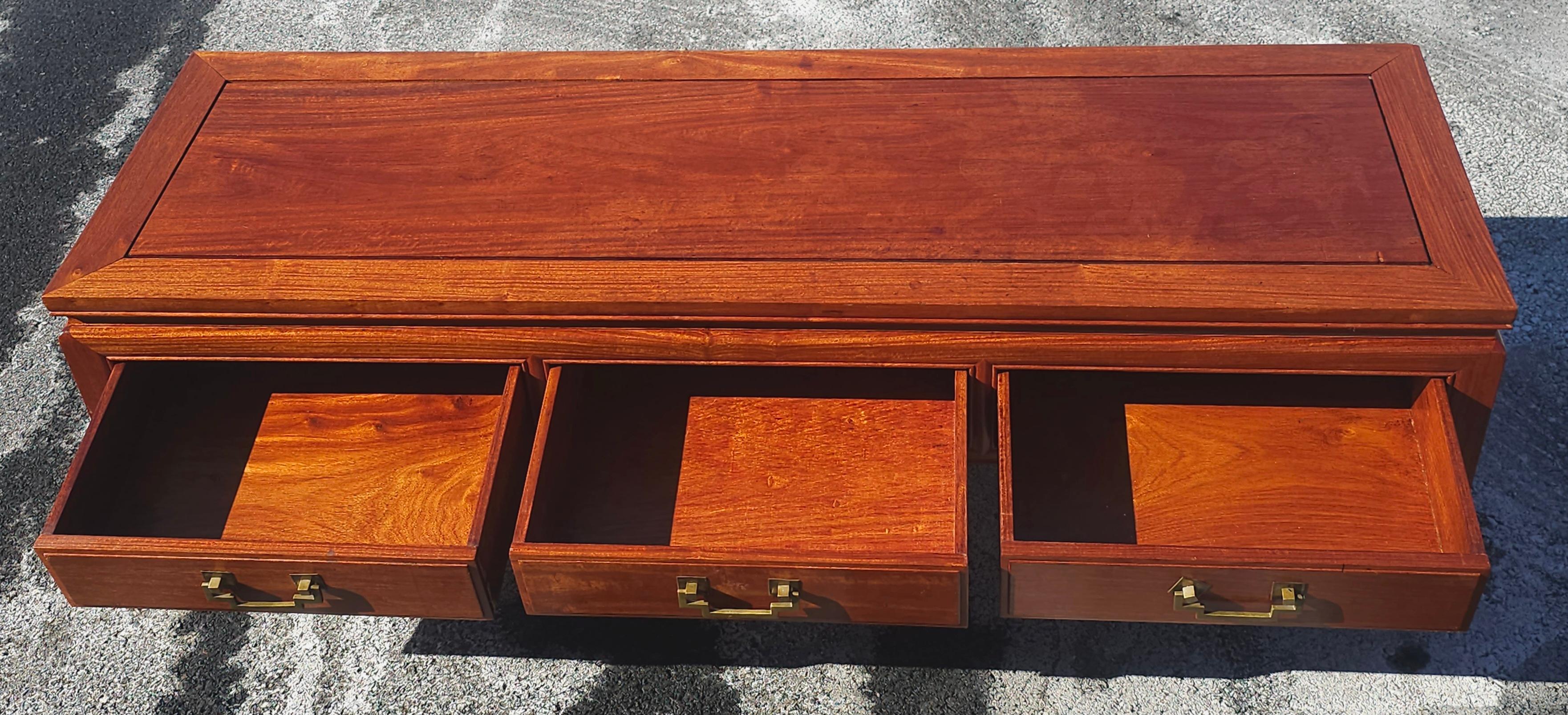 Mesa de Cocktail Larga de Tres Cajones de Palo de Rosa Estilo Ming de George Zee de los años 50 Latón