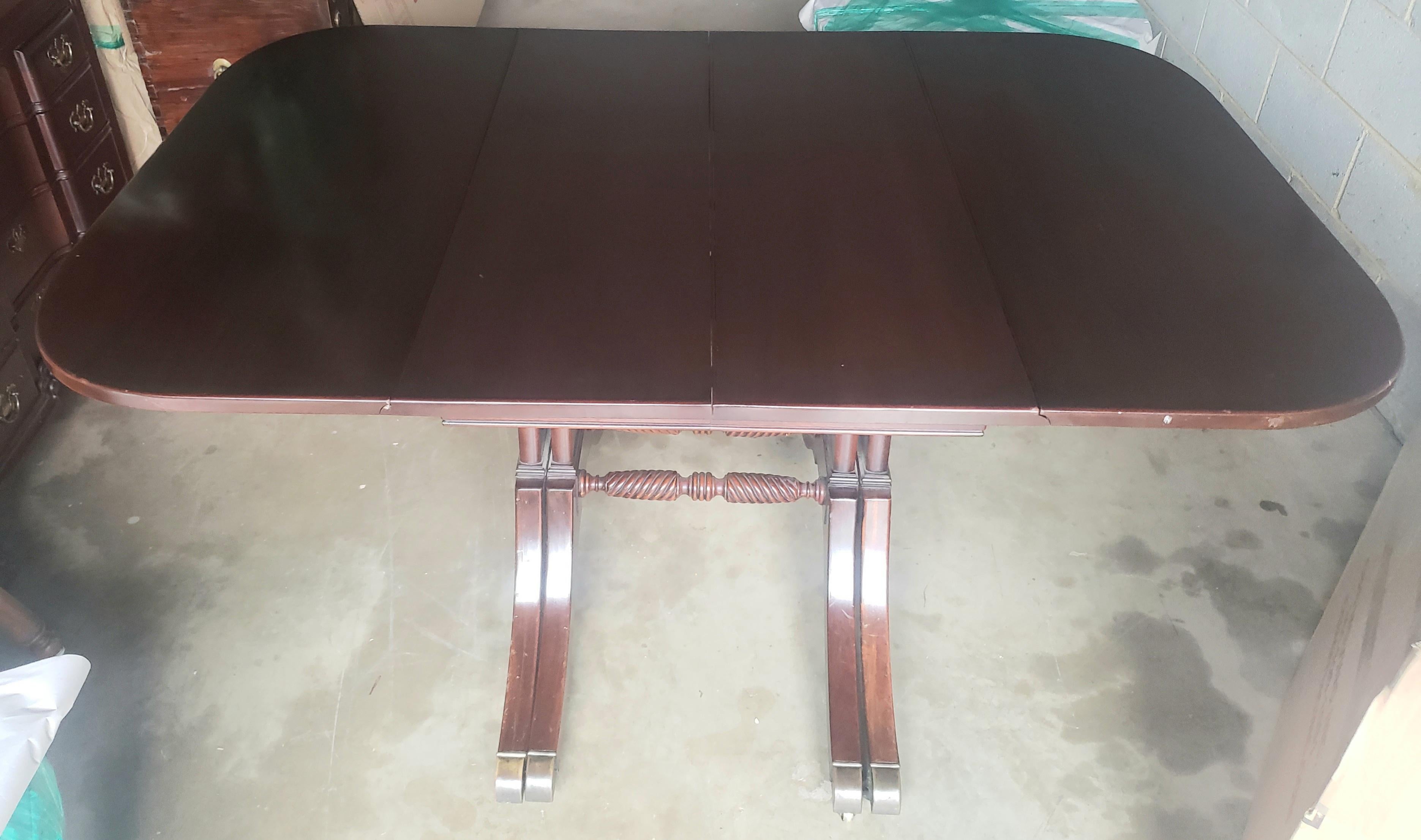 1950s Georgetown Galleries George III Style Mahogany Drop Leaf Dining Table en vente 2