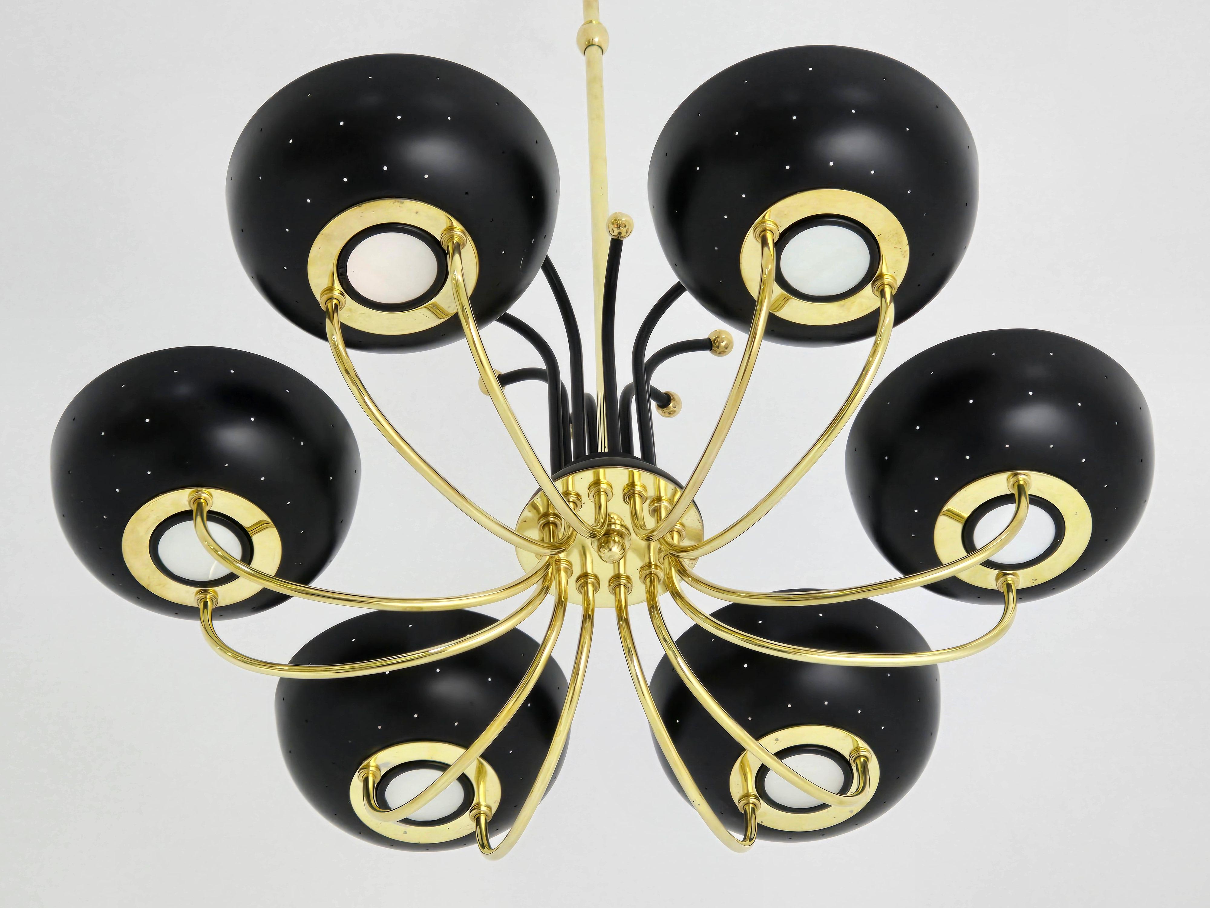 Gerald Thurston sechs Arme Messing-Kronleuchter mit emaillierten durchbrochenen Schatten . Opaler Glasdiffusor unter . 

Enthalten 6  E26 Edison-Sockel mit einer Nennleistung von je 60 Watt. 

Kann die Länge durch Hinzufügen einer längeren Stange am