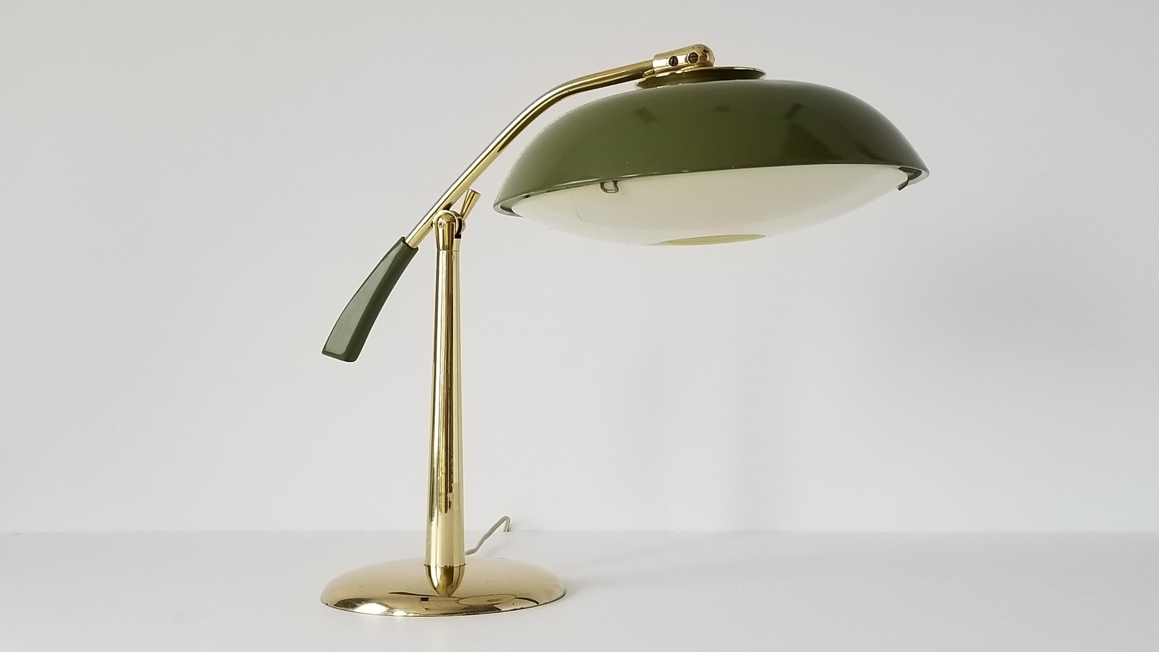 1950s Gerald Thurston Brass Table Lamp with Enameled Shade, USA In Good Condition In St- Leonard, Quebec