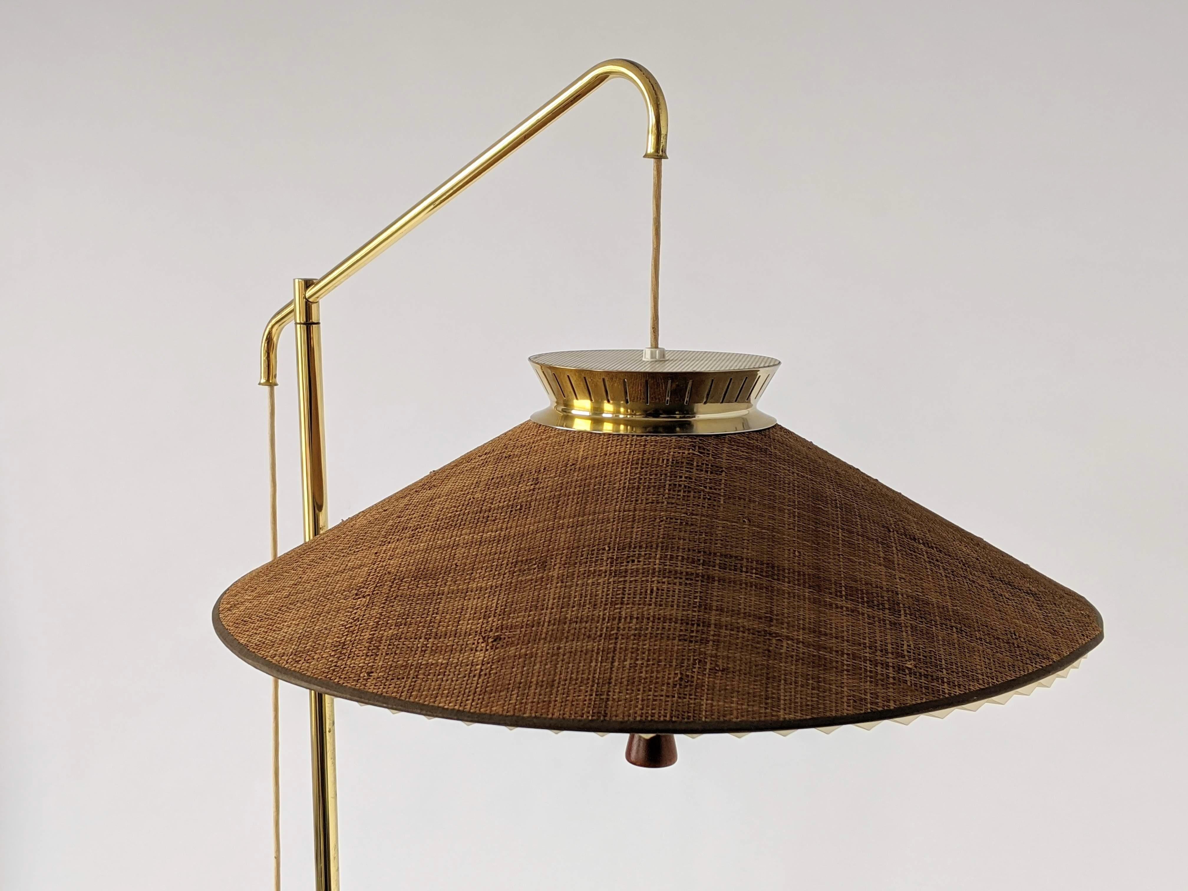1950s Gerald Thurston Counterweight Brass and Walnut Floor Lamp, USA 3