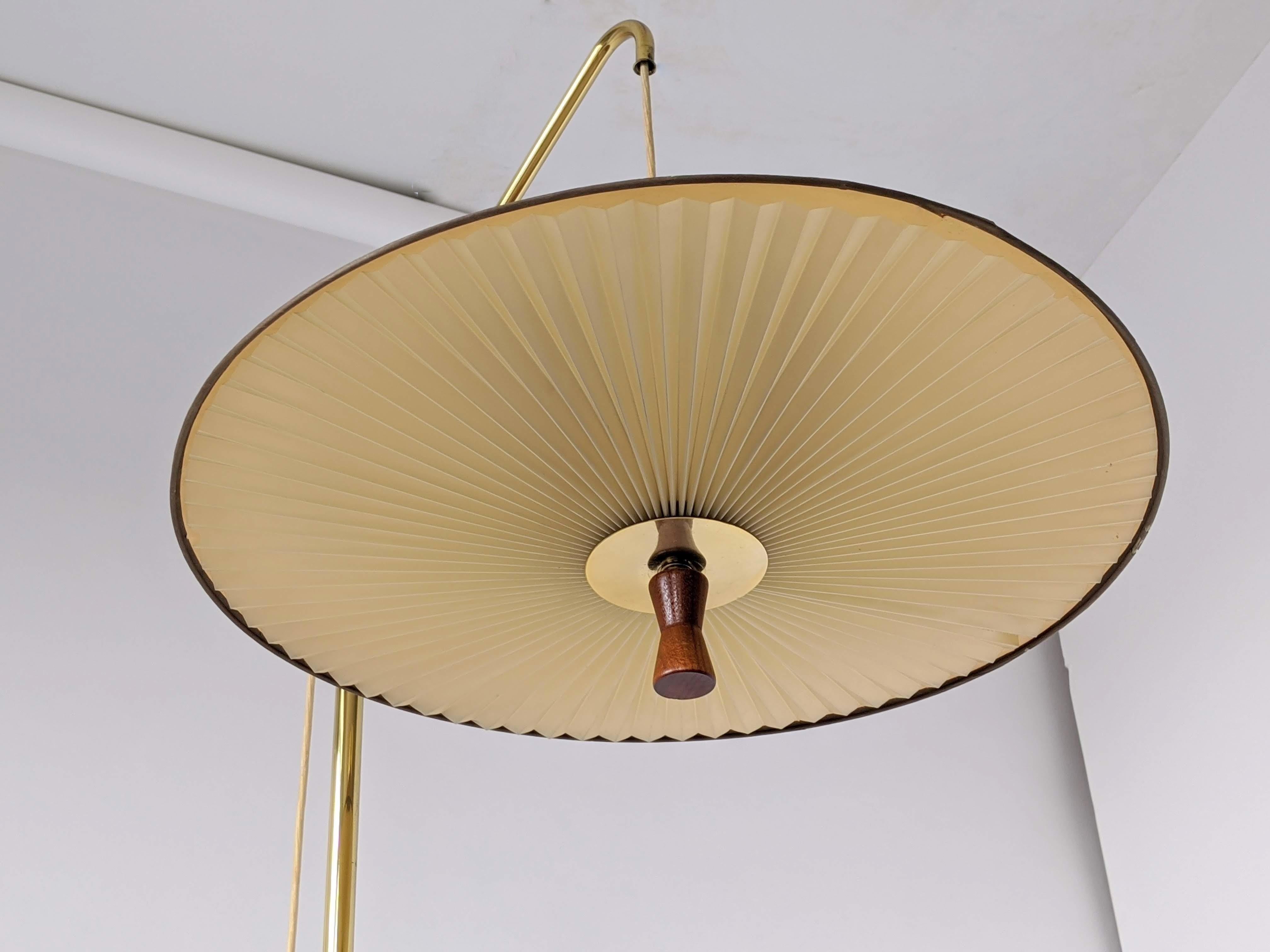 1950s Gerald Thurston Counterweight Brass and Walnut Floor Lamp, USA 4