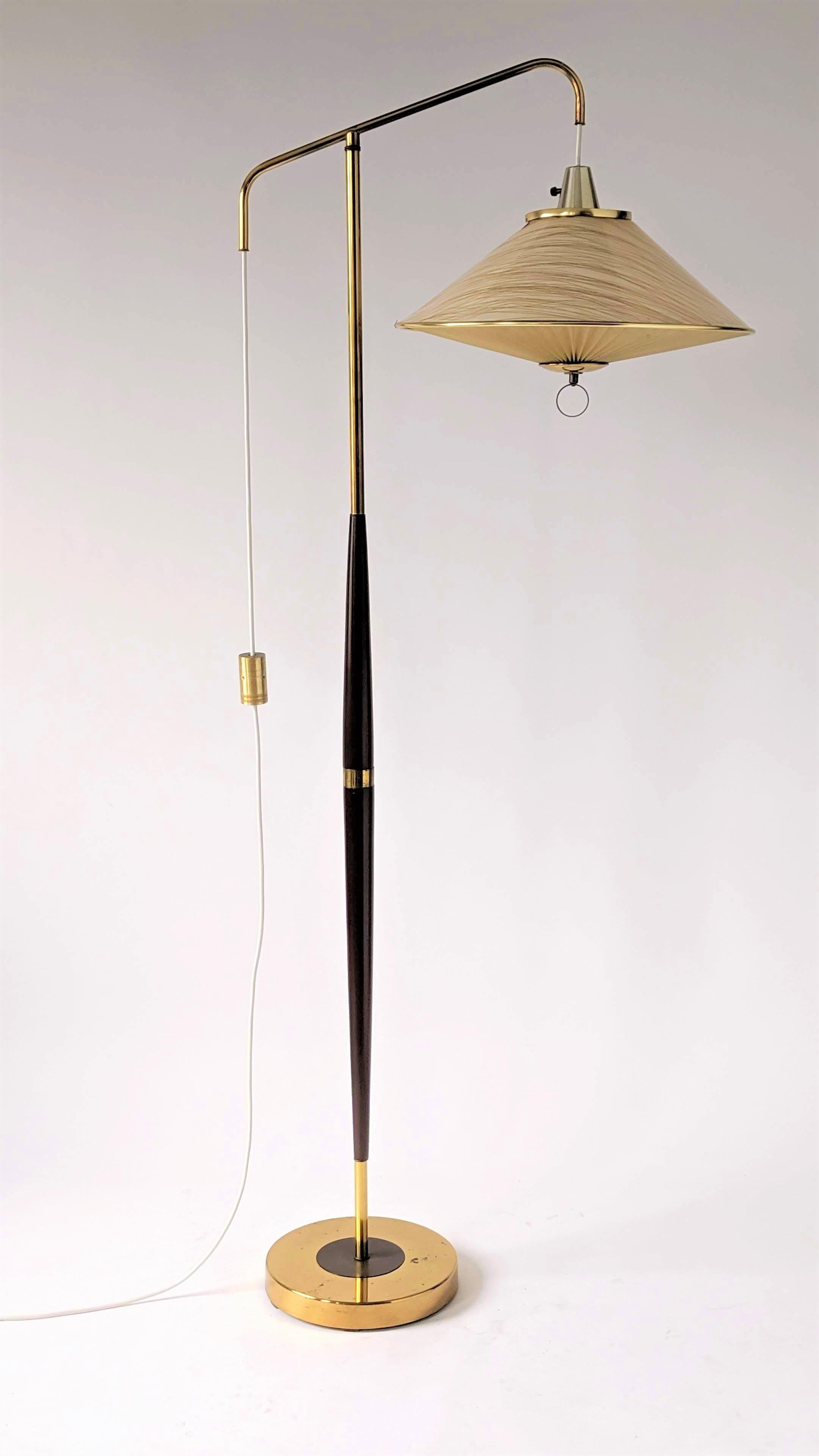 1950s Gerald Thurston Counterweight Brass and Walnut Floor Lamp, USA 12
