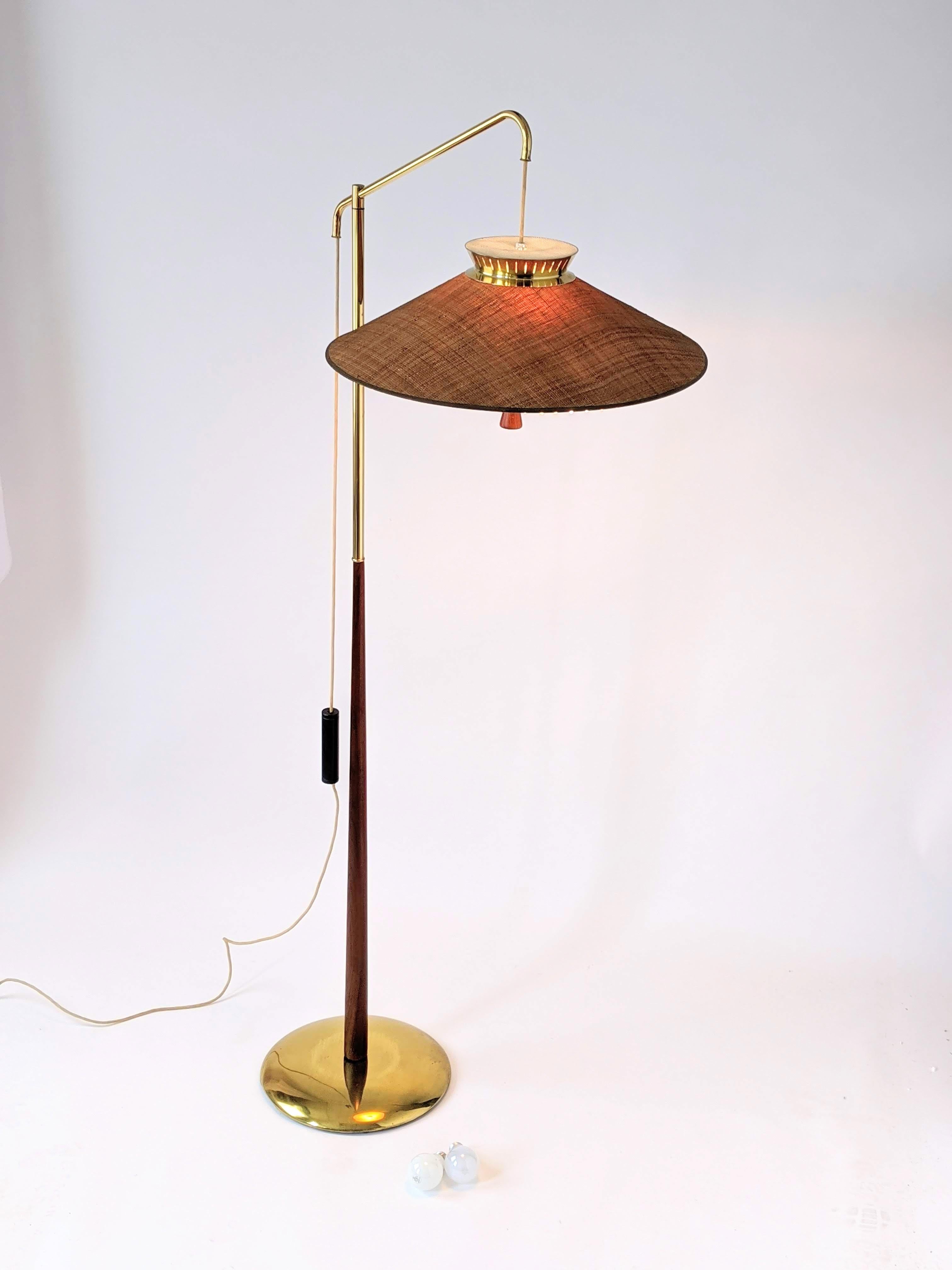 1950s Gerald Thurston Counterweight Brass and Walnut Floor Lamp, USA In Good Condition In St- Leonard, Quebec