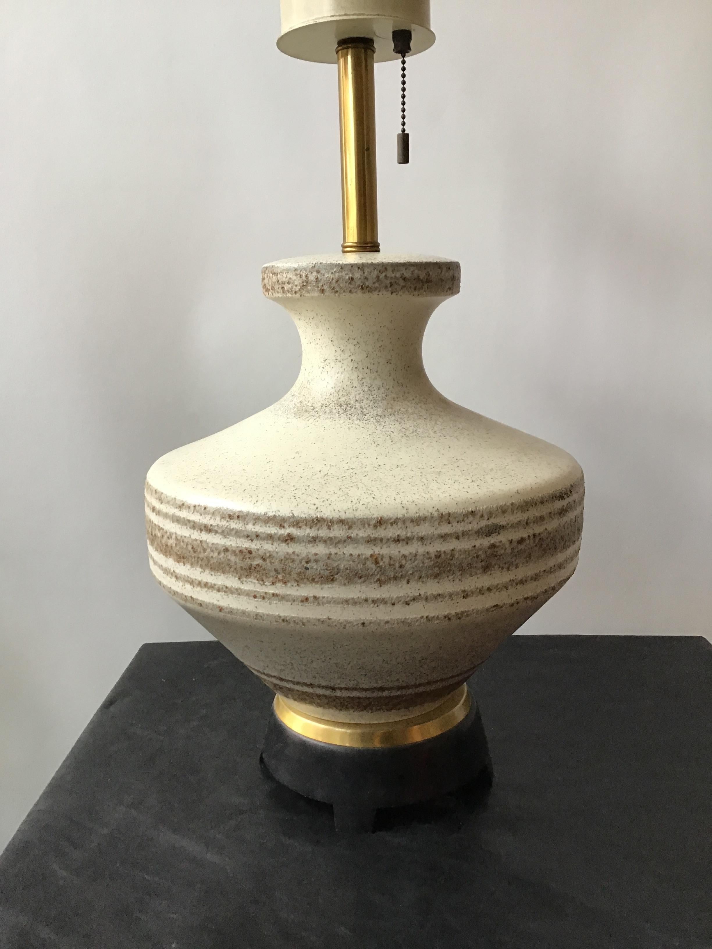 1950s Gerald Thurston Ivory Porcelain Lamp on Wood and Brass Base For Sale 3