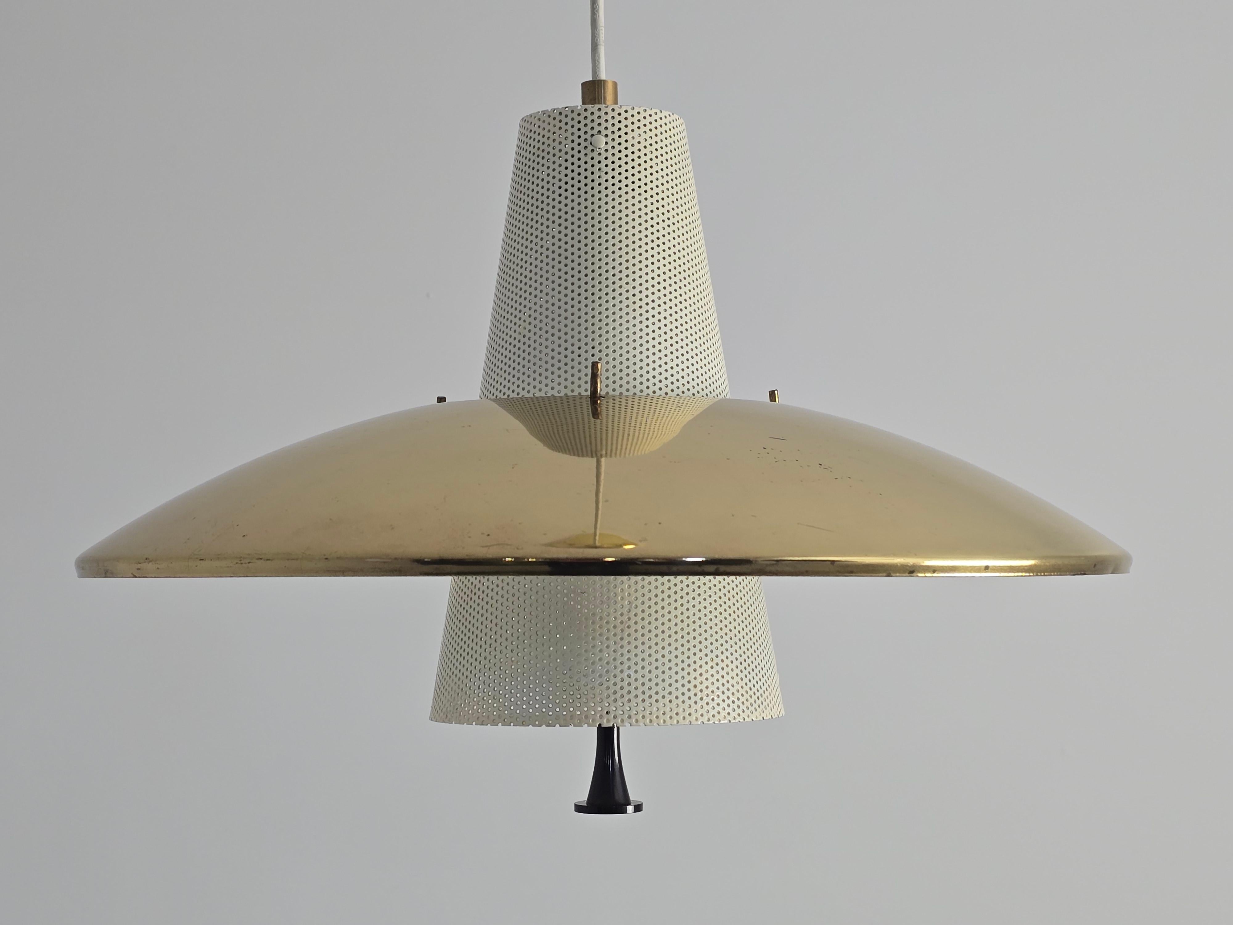 Klassische Pendelleuchte aus den 50er Jahren von Gerald Thurston für Lightolier .

Vermessingt  Farbton  mit gelochtem, emailliertem Stahlkonus .

Bakelit-Knauf unter . 

Enthält  eine Fassung der Größe E26 mit 60 Watt.

Neu verkabelt. 

 