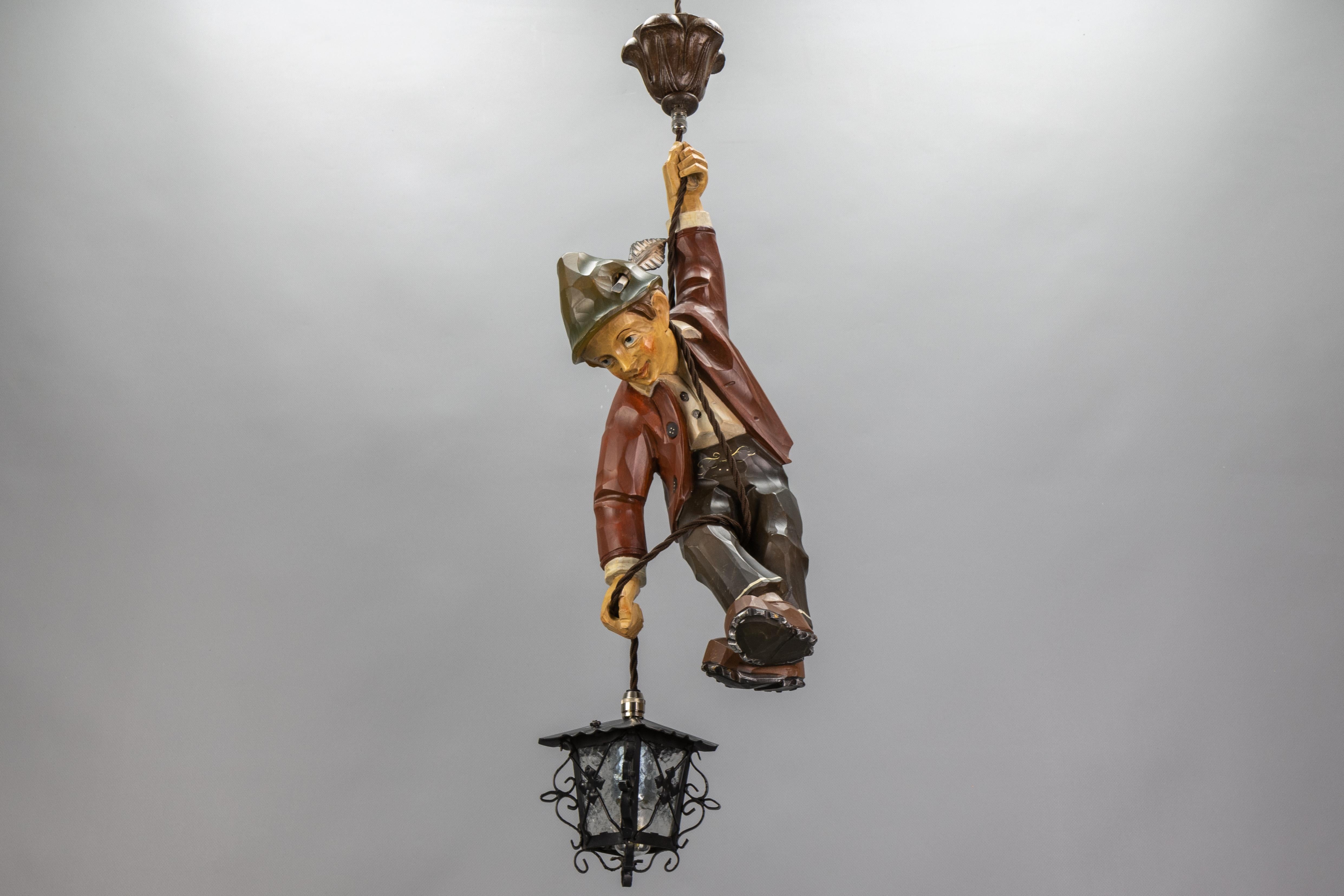 Lampada a sospensione alpina tedesca del 1950 in legno dipinto intagliato con lanterna in vendita 2