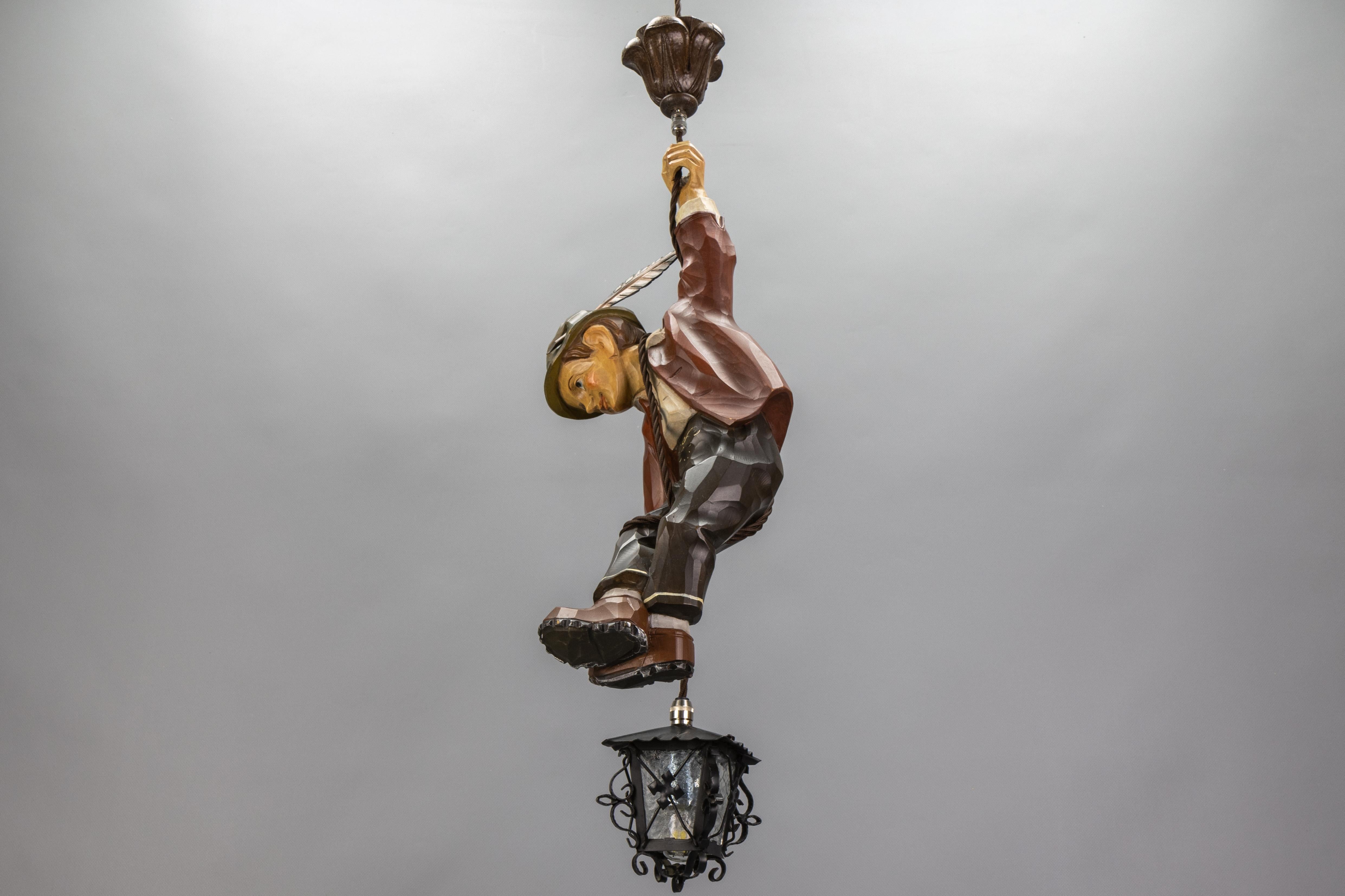Lampada a sospensione alpina tedesca del 1950 in legno dipinto intagliato con lanterna in vendita 3
