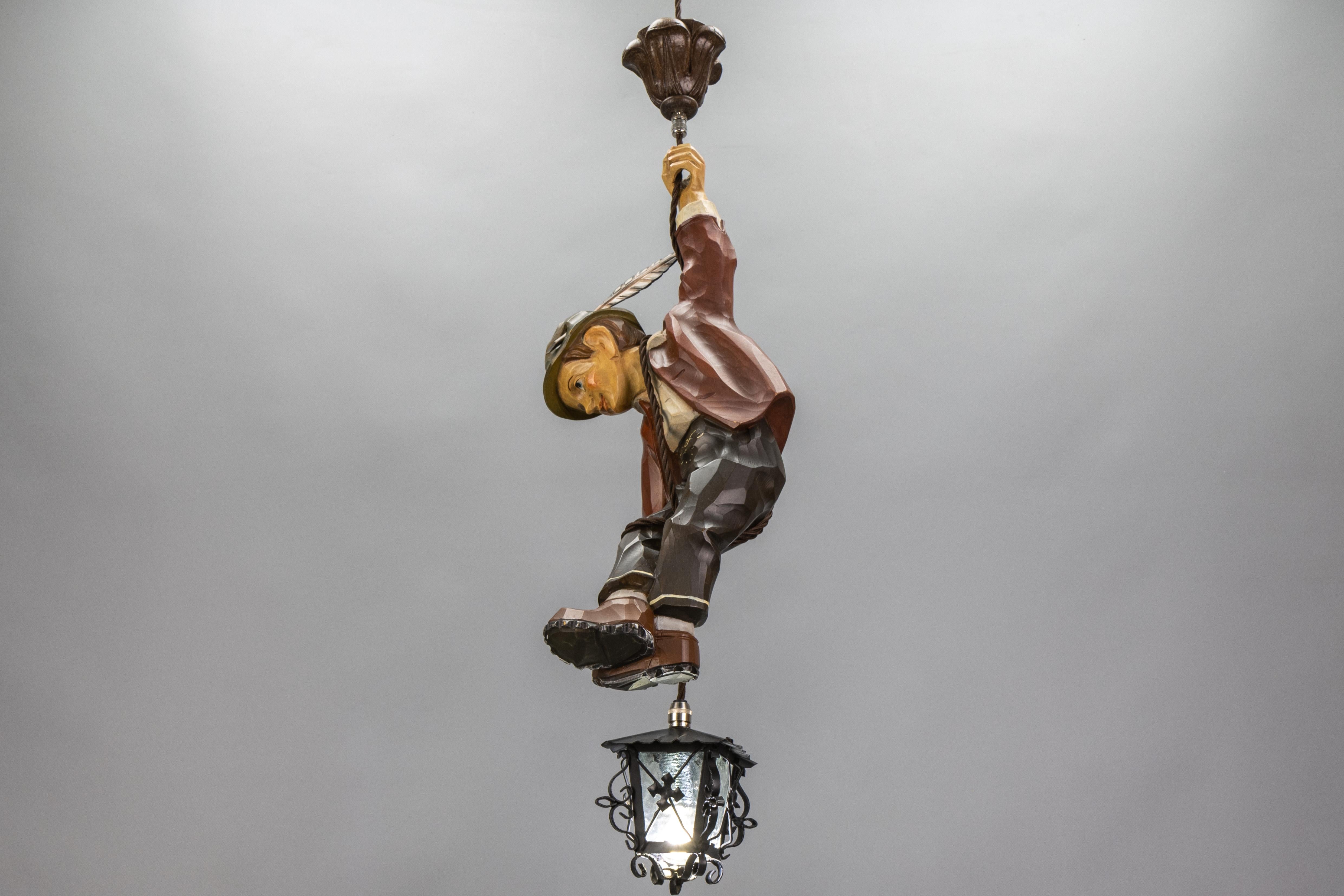 Lampada a sospensione alpina tedesca del 1950 in legno dipinto intagliato con lanterna in vendita 4