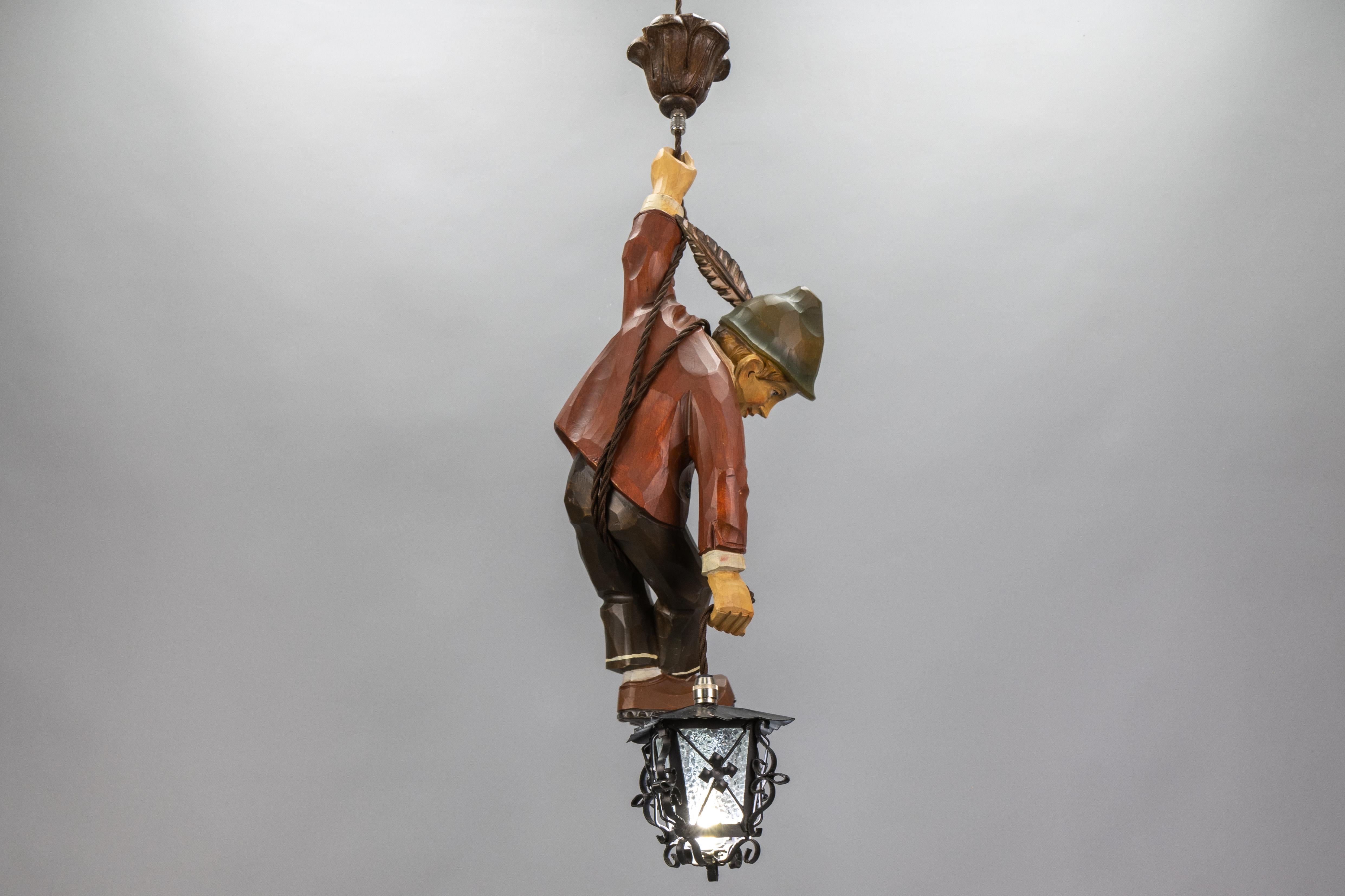 Lampada a sospensione alpina tedesca del 1950 in legno dipinto intagliato con lanterna in vendita 5