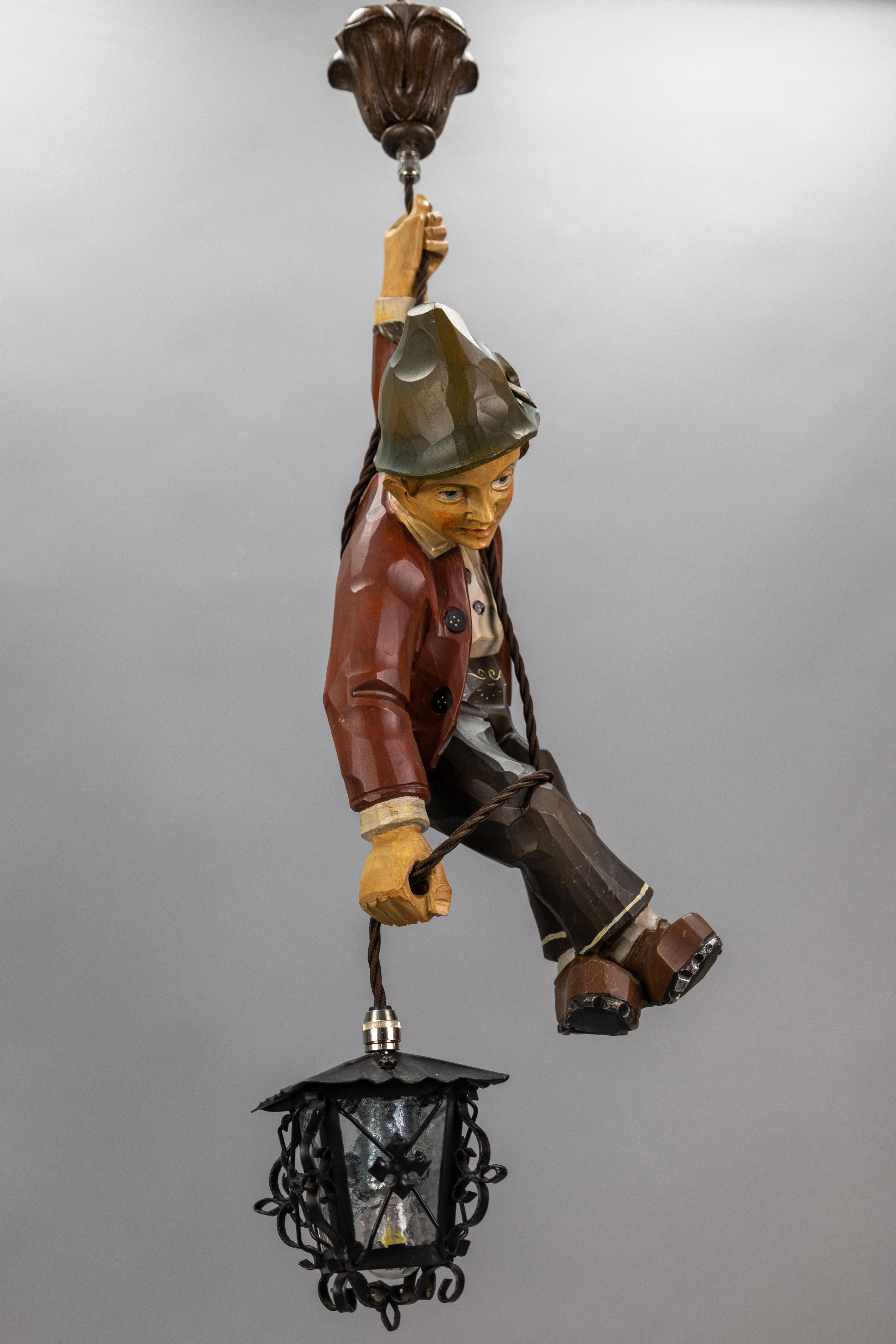 Lampada a sospensione alpina tedesca del 1950 in legno dipinto intagliato con lanterna in vendita 7