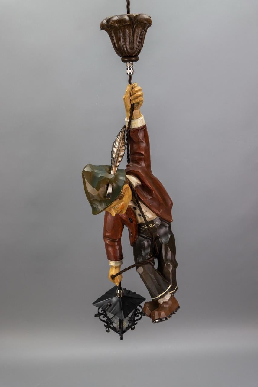 Lampada a sospensione alpina tedesca del 1950 in legno dipinto intagliato con lanterna in vendita 8