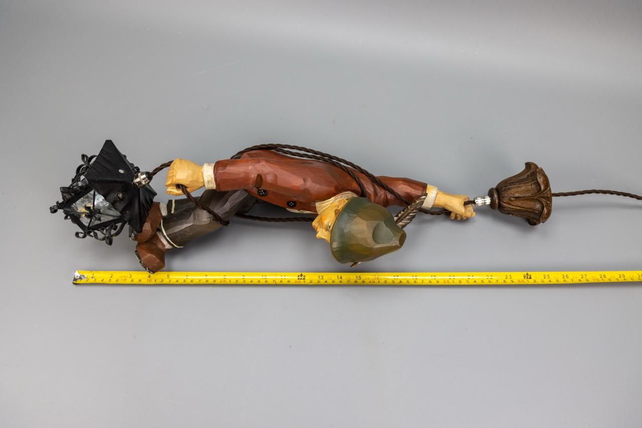 Lampada a sospensione alpina tedesca del 1950 in legno dipinto intagliato con lanterna in vendita 10