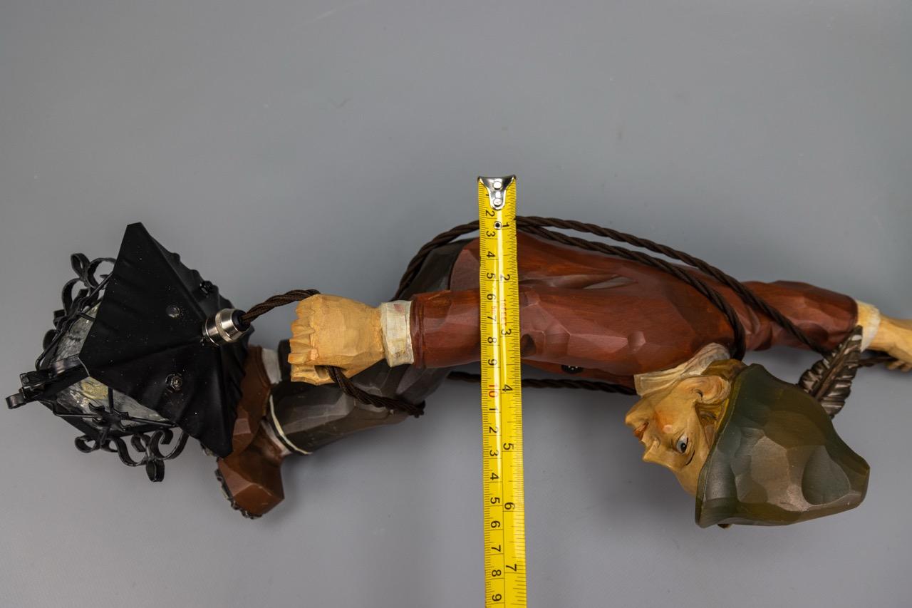 Lampada a sospensione alpina tedesca del 1950 in legno dipinto intagliato con lanterna in vendita 11