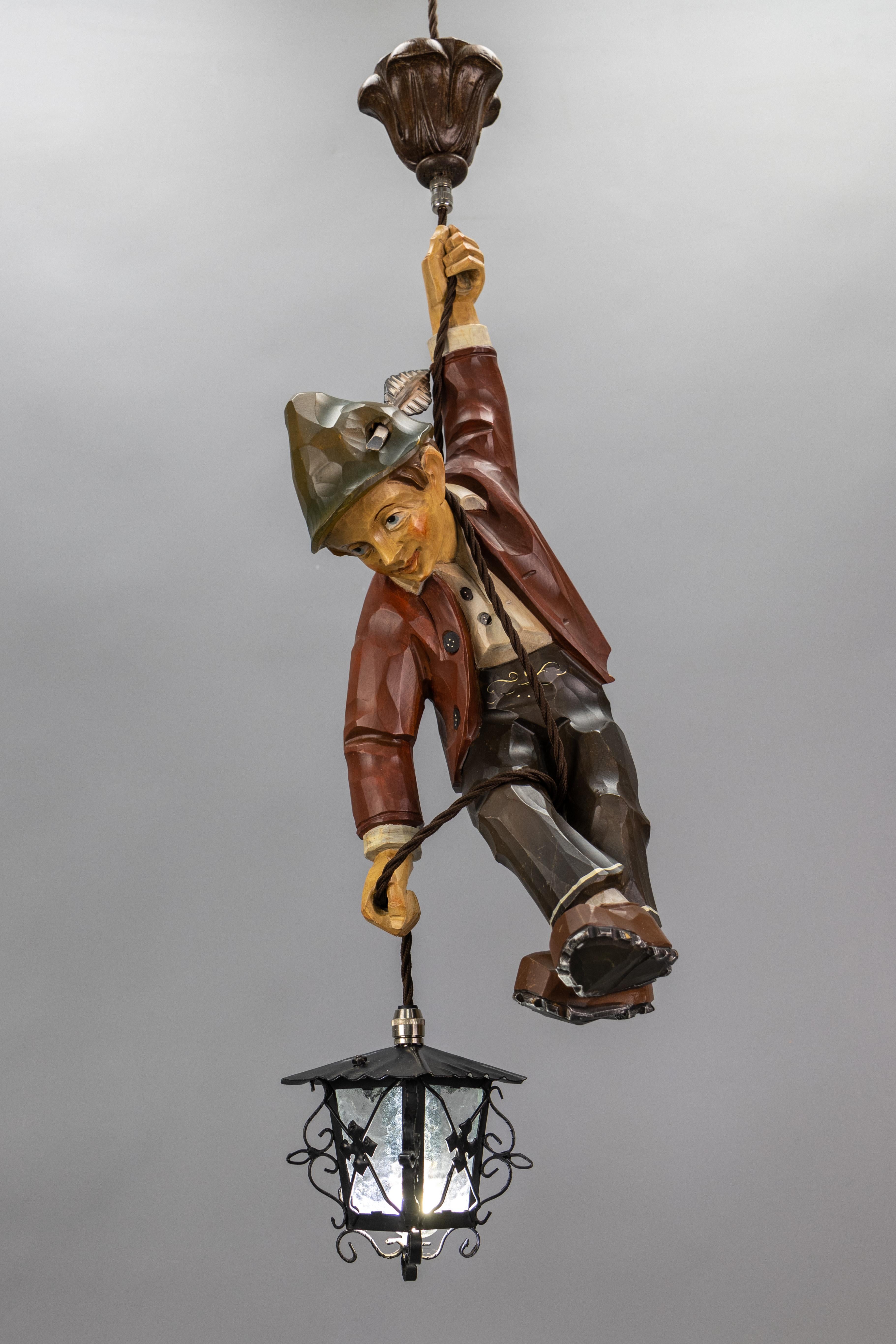 Incantevole lampada a sospensione alpina tedesca degli anni '50 con rampicante in legno intagliato e dipinto

Questa deliziosa lampada a sospensione figurata tedesca degli anni '50 presenta una splendida figura in legno intagliata e dipinta a mano