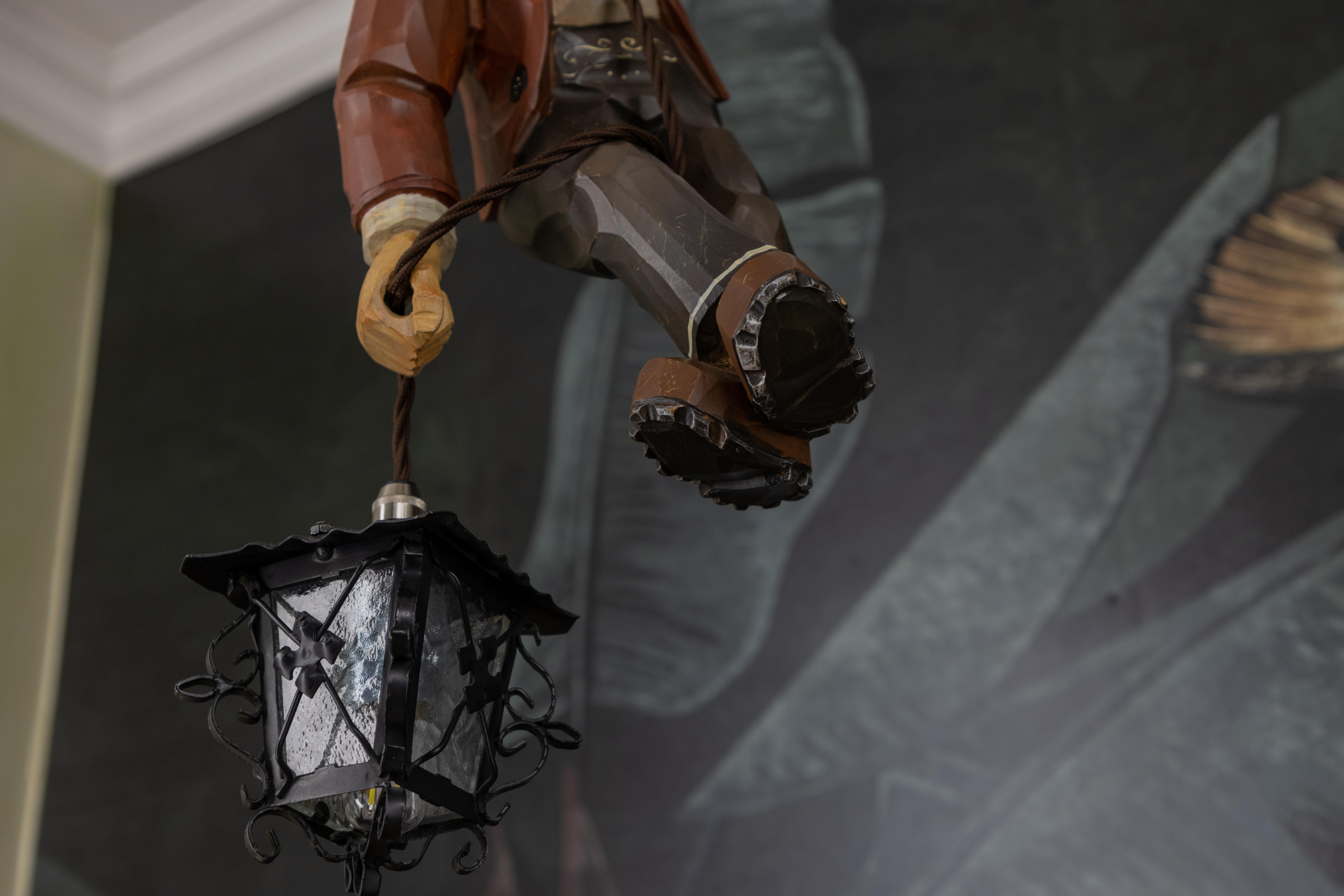 Lampada a sospensione alpina tedesca del 1950 in legno dipinto intagliato con lanterna In condizioni buone in vendita a Barntrup, DE