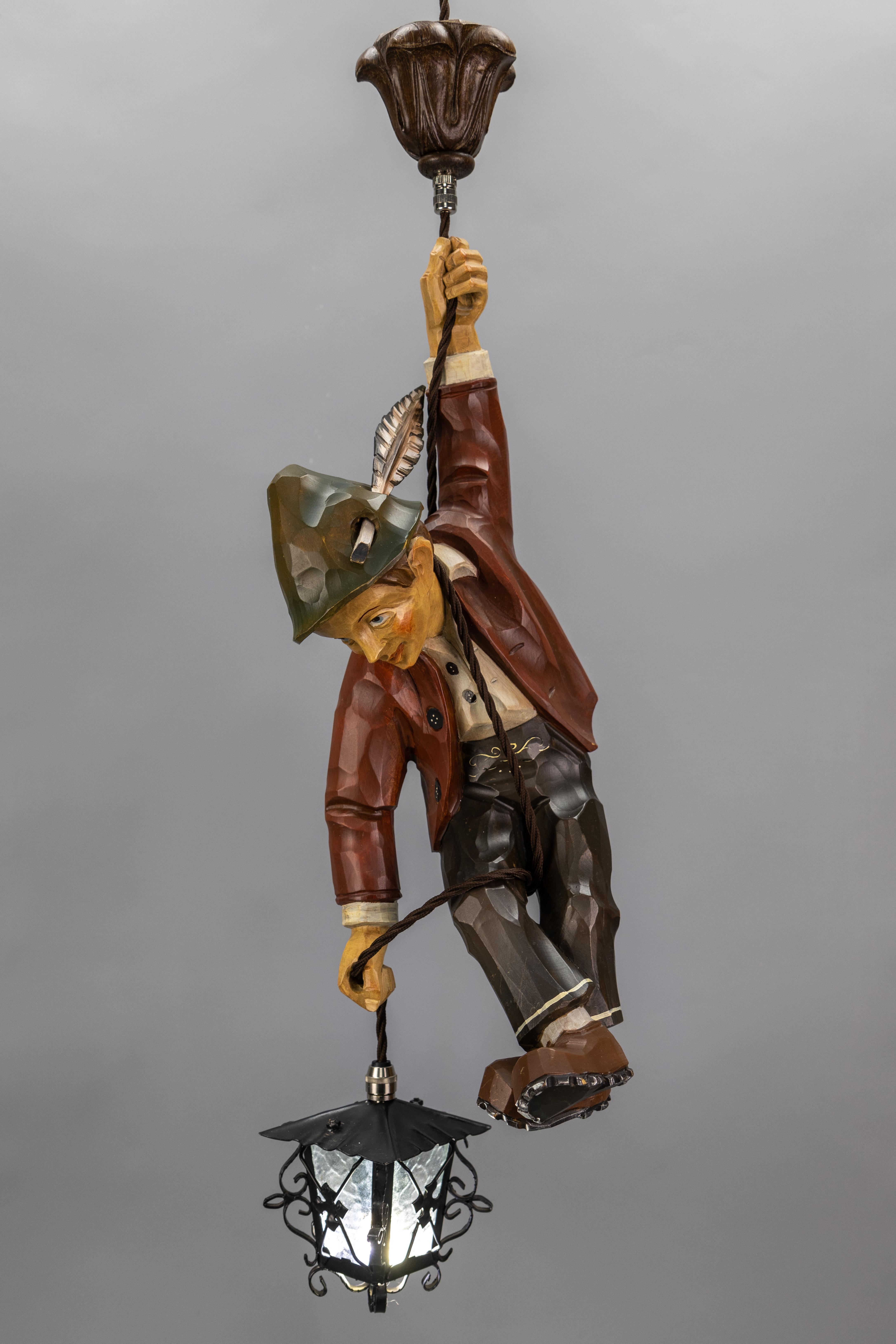 Metallo Lampada a sospensione alpina tedesca del 1950 in legno dipinto intagliato con lanterna in vendita