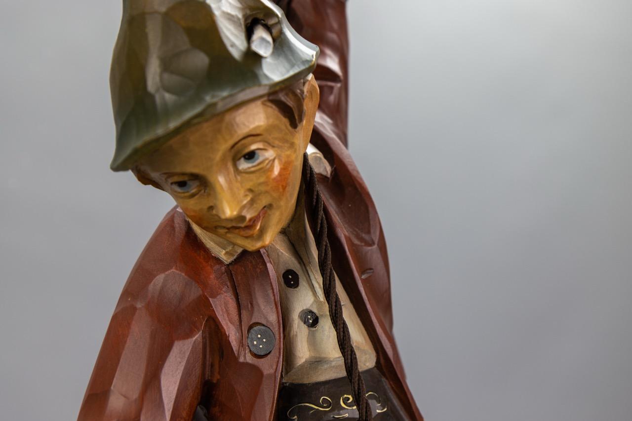 Lampada a sospensione alpina tedesca del 1950 in legno dipinto intagliato con lanterna in vendita 1