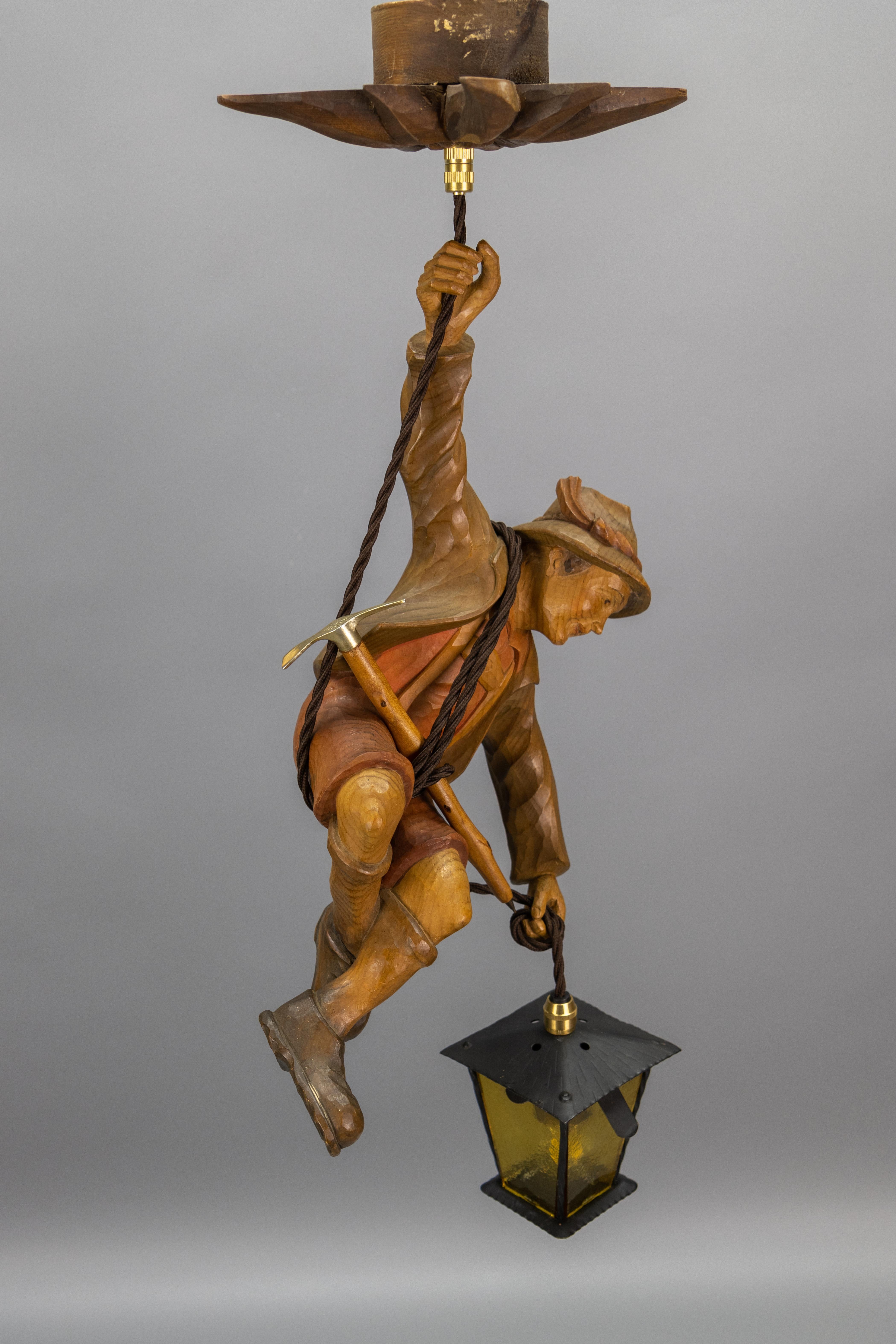 Lampada a sospensione alpina tedesca degli anni '50 in legno intagliato con lanterna in vendita 2