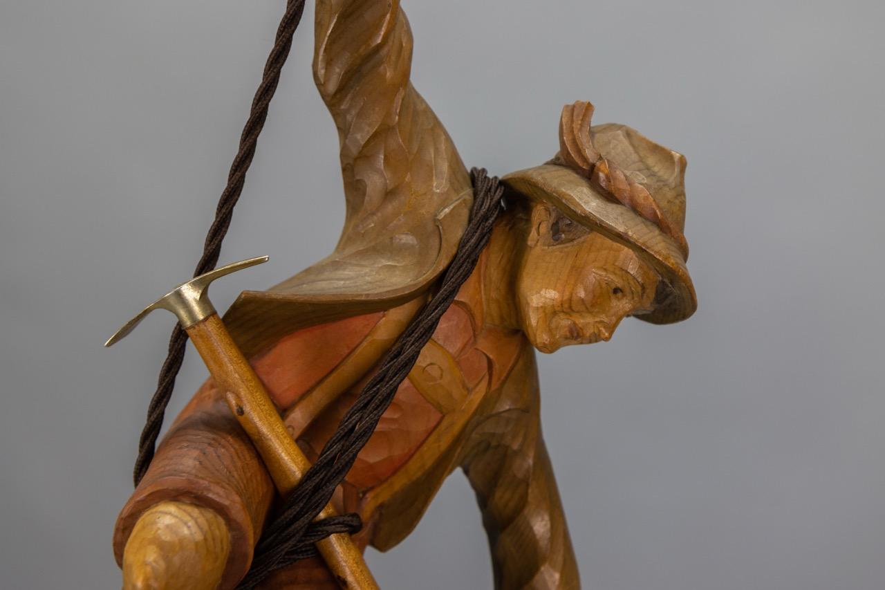 Lampada a sospensione alpina tedesca degli anni '50 in legno intagliato con lanterna in vendita 3
