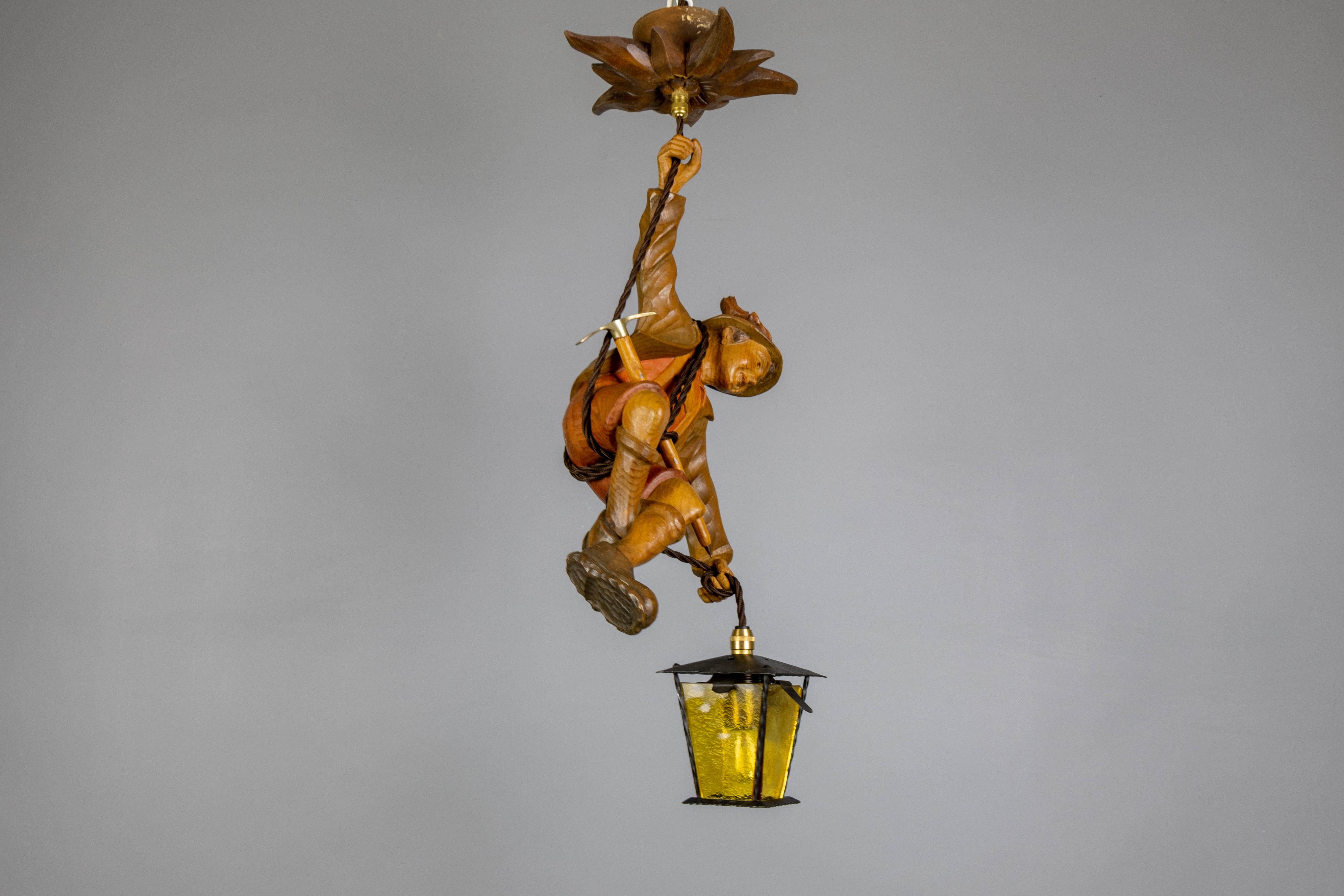 Lampada a sospensione alpina tedesca degli anni '50 in legno intagliato con lanterna in vendita 4
