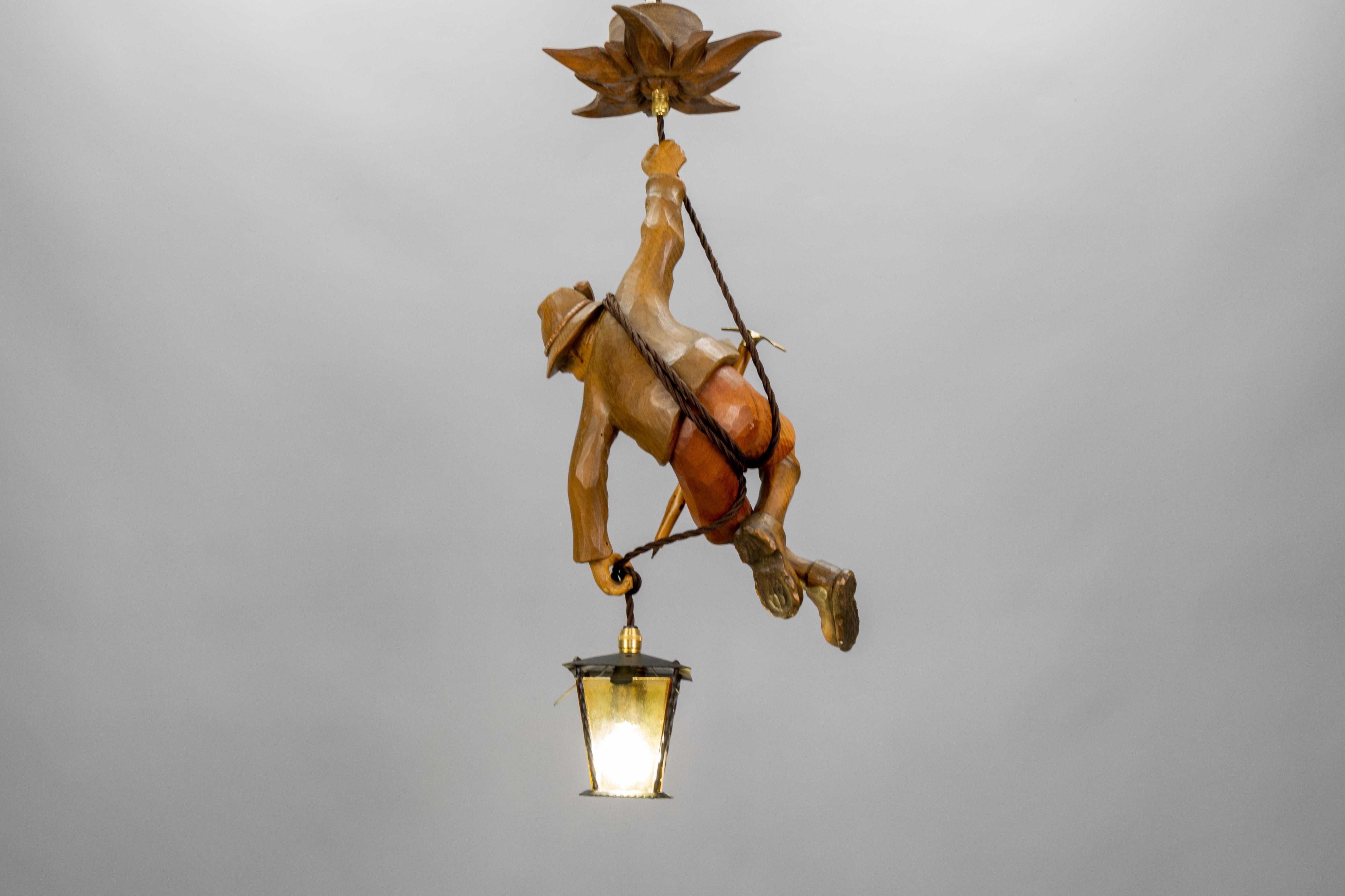 Lampada a sospensione alpina tedesca degli anni '50 in legno intagliato con lanterna in vendita 6
