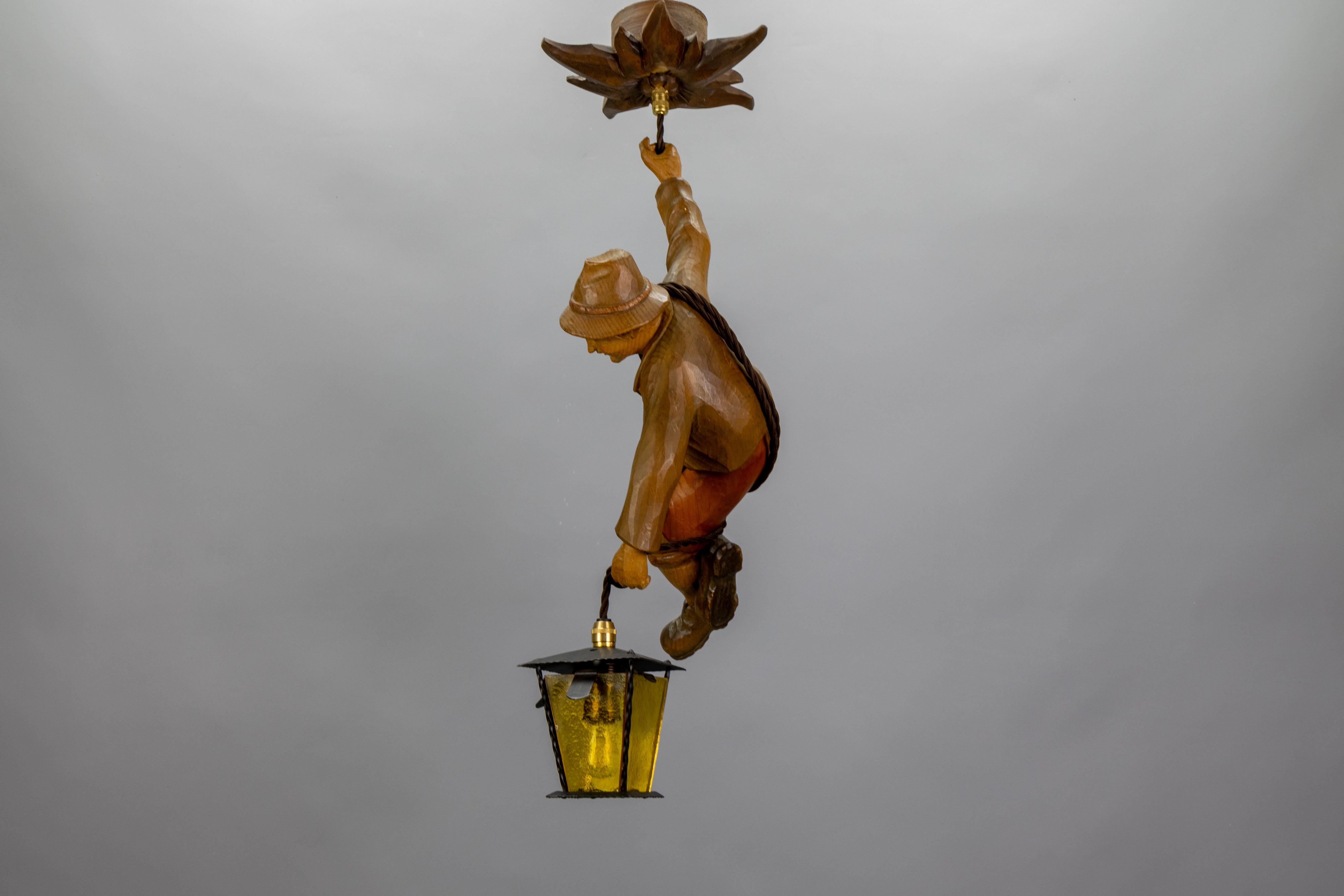 Lampada a sospensione alpina tedesca degli anni '50 in legno intagliato con lanterna in vendita 7