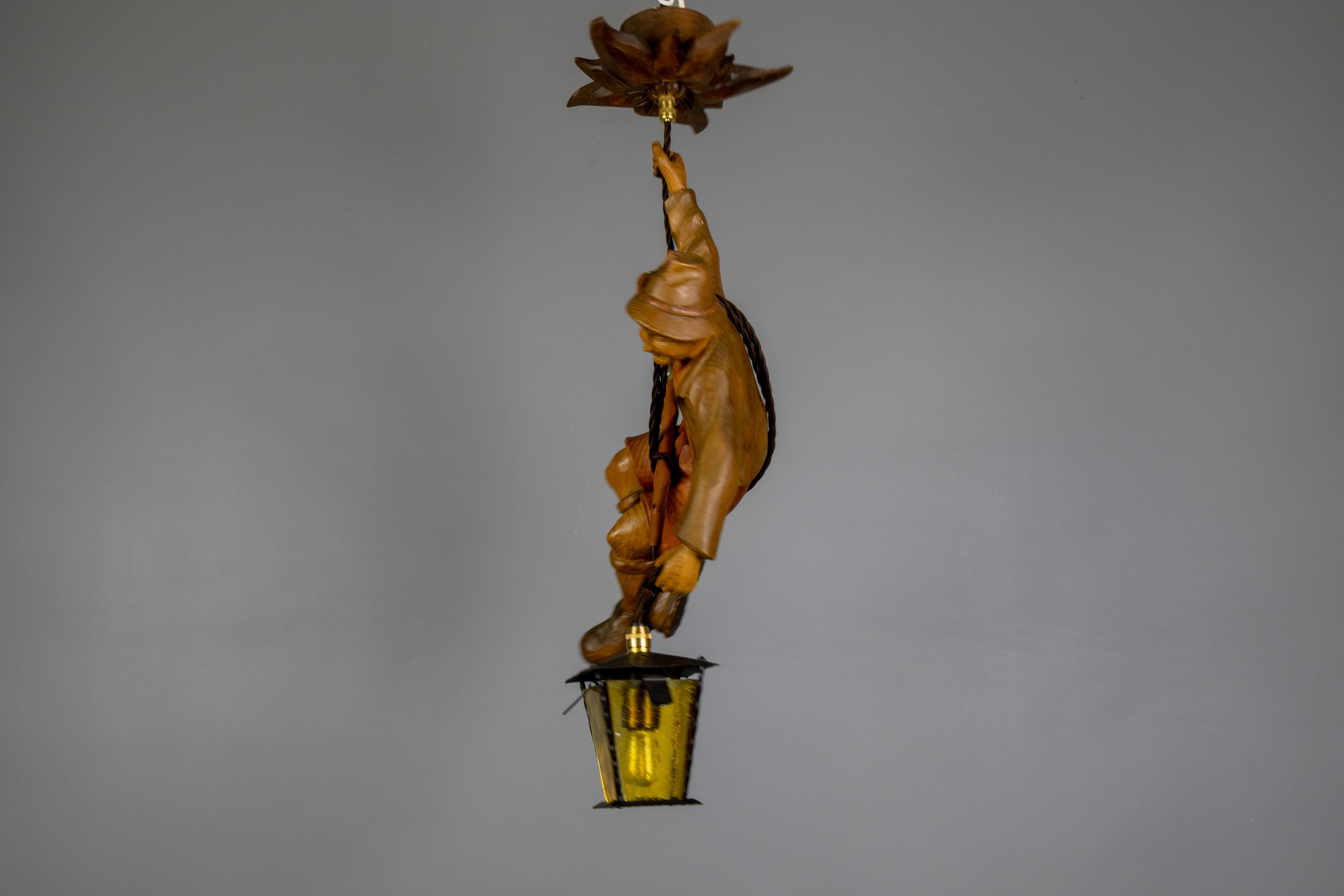 Lampada a sospensione alpina tedesca degli anni '50 in legno intagliato con lanterna in vendita 8