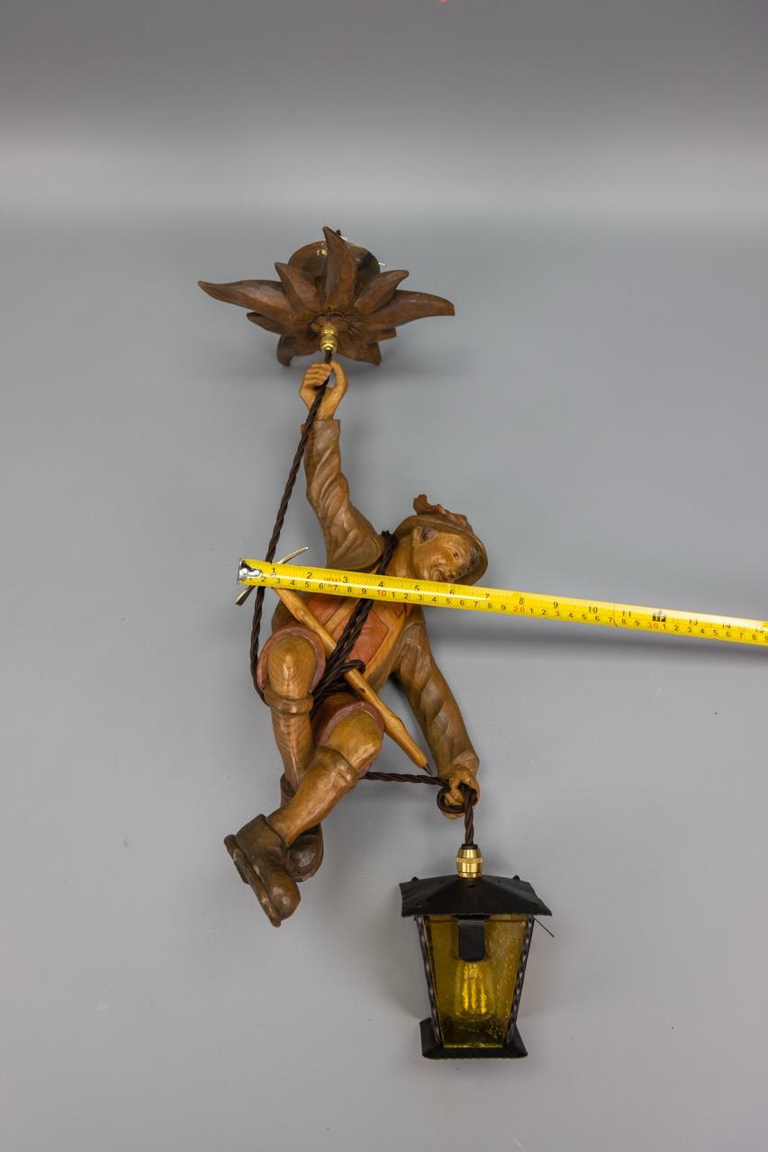 Lampada a sospensione alpina tedesca degli anni '50 in legno intagliato con lanterna in vendita 9