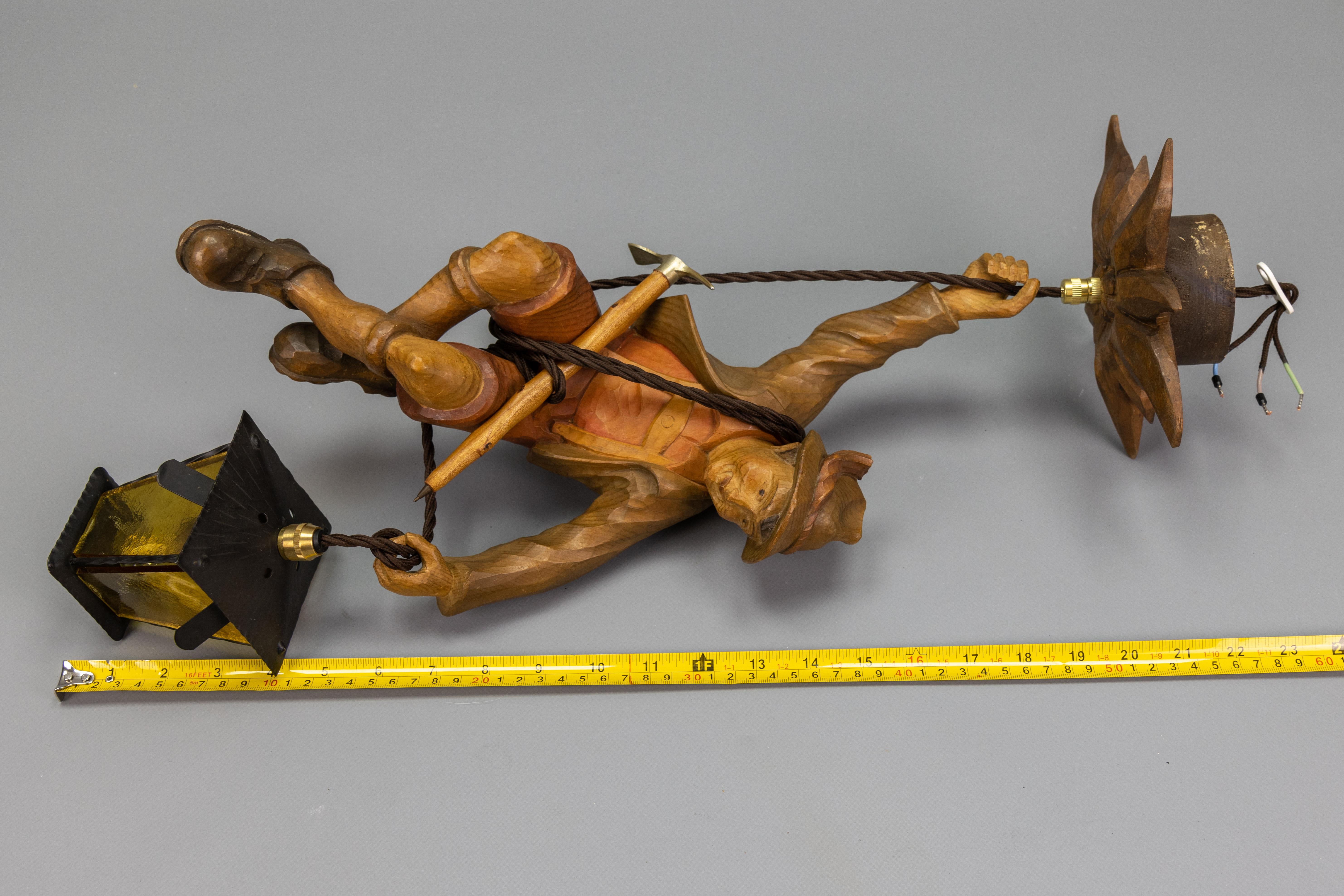 Lampada a sospensione alpina tedesca degli anni '50 in legno intagliato con lanterna in vendita 10