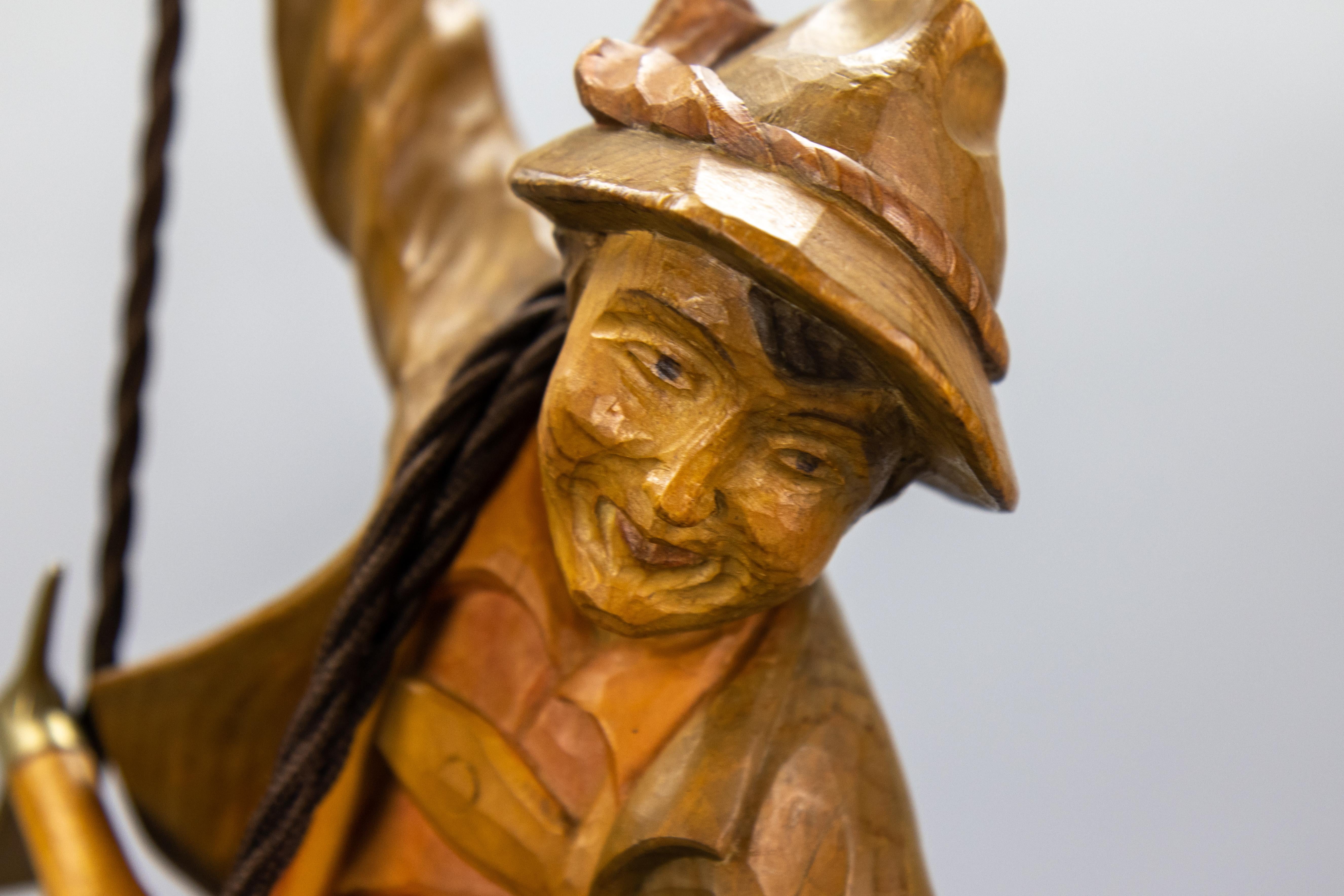 Incantevole lampada a sospensione Mountaineer in legno intagliato tedesco degli anni '50 con lanterna in vetro giallo

Questa deliziosa lampada a sospensione tedesca degli anni '50 presenta un alpinista meticolosamente intagliato a mano, realizzato