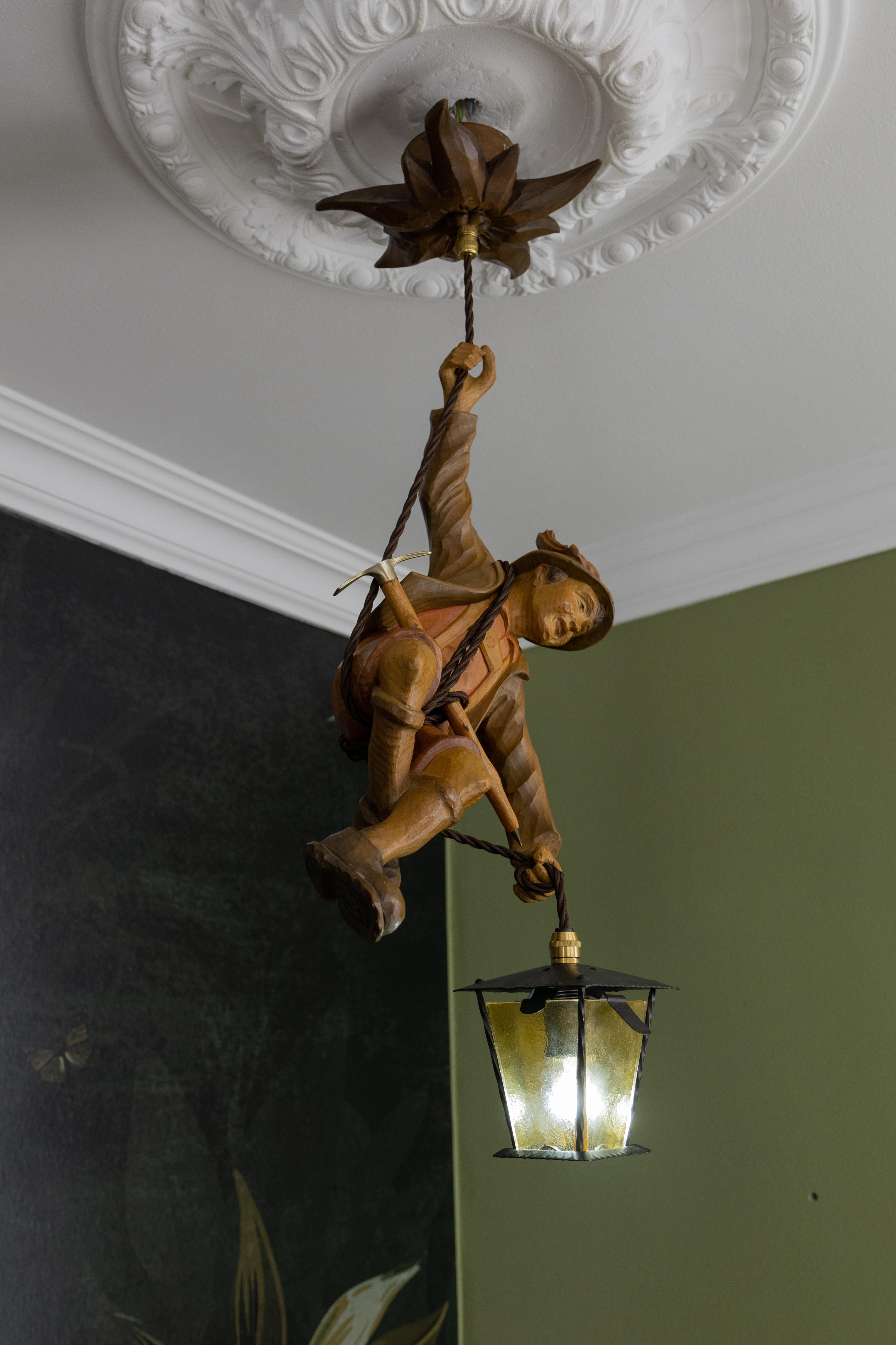 Lampada a sospensione alpina tedesca degli anni '50 in legno intagliato con lanterna In condizioni buone in vendita a Barntrup, DE
