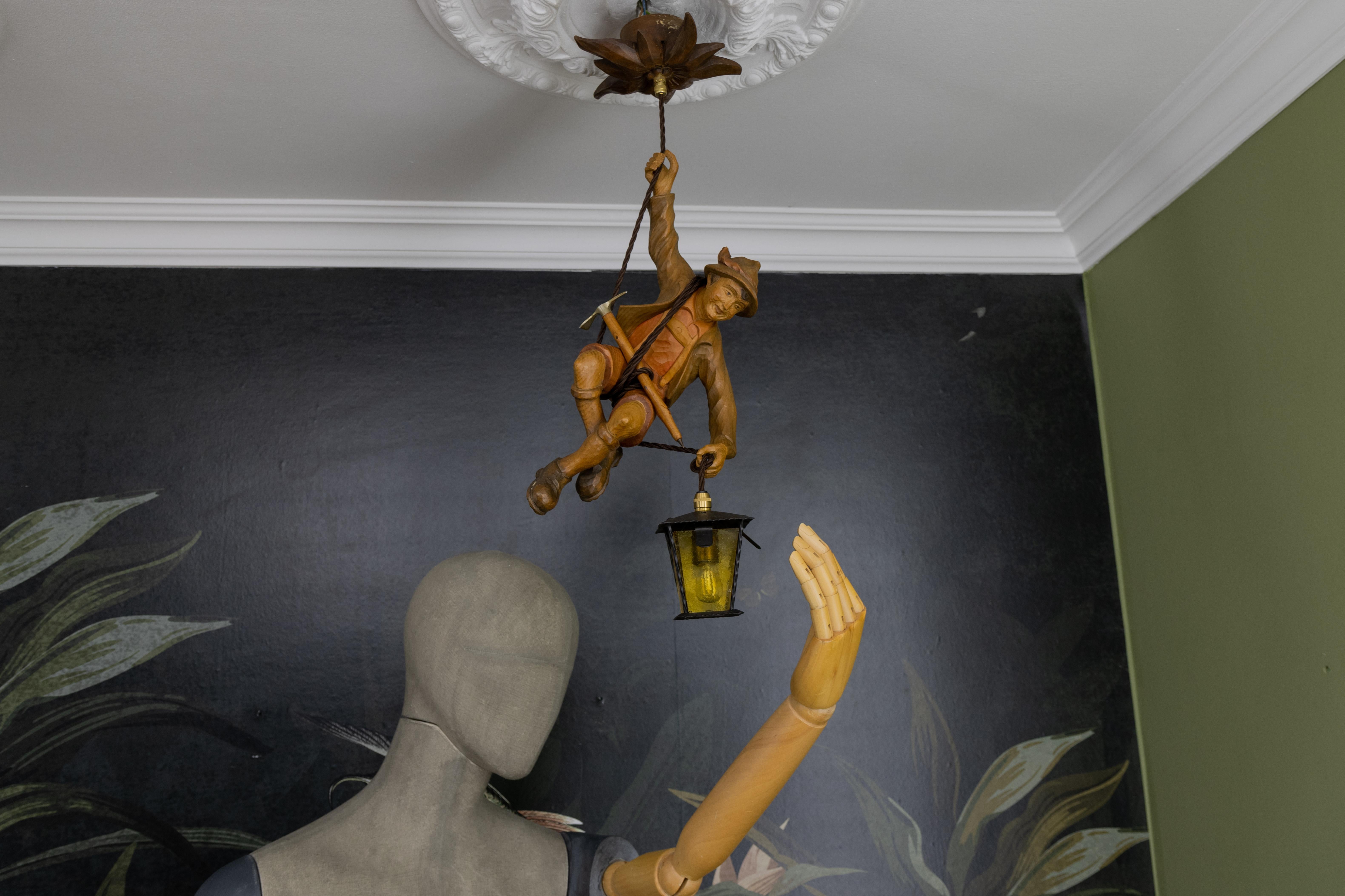 Metallo Lampada a sospensione alpina tedesca degli anni '50 in legno intagliato con lanterna in vendita