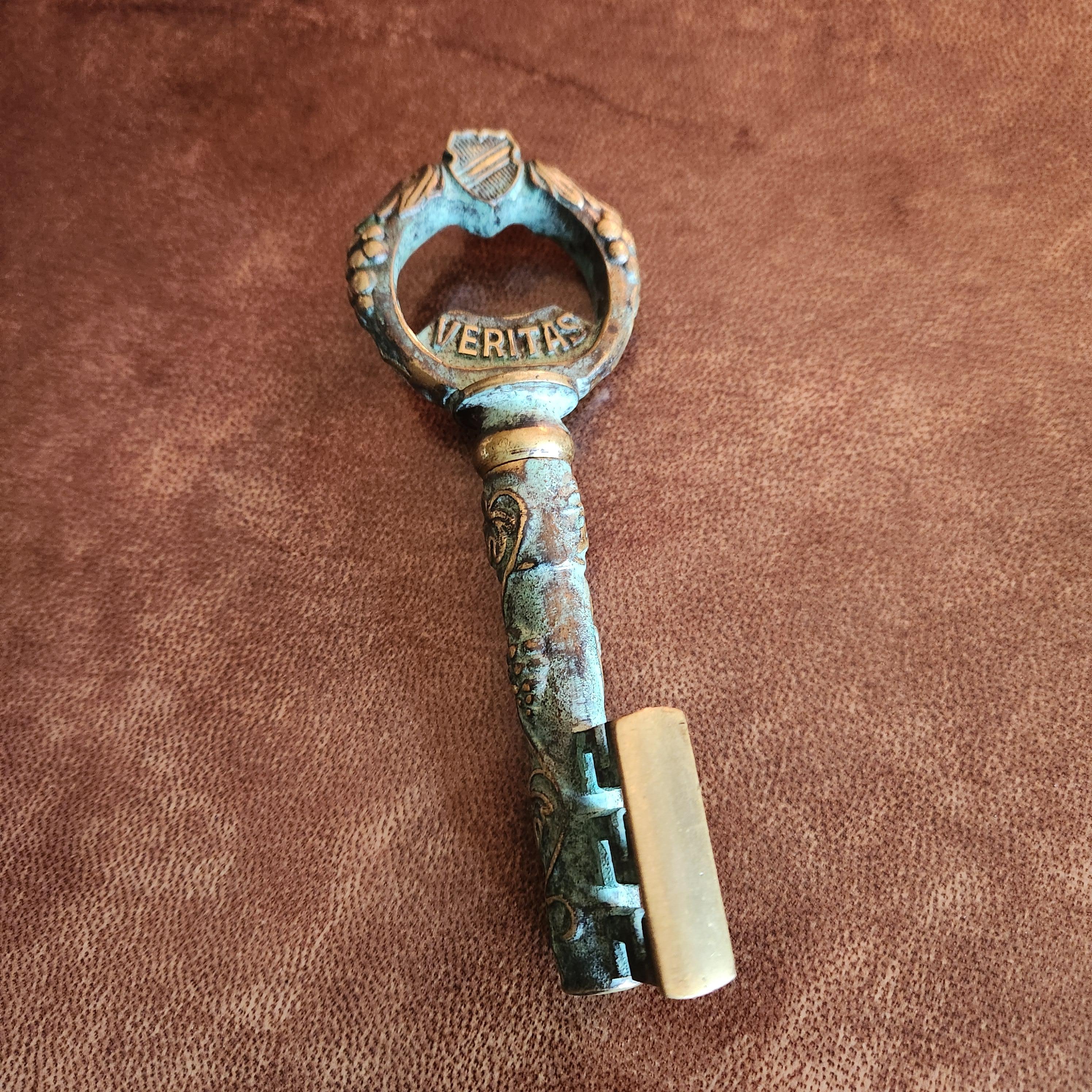1950s European Bronze Key Corkscrew Wine Bottle Opener
In Vino Worms Germany Veritas stamped
5.5 T x 2 W x .5 d
Original vintage unrestored
Refer to images.
