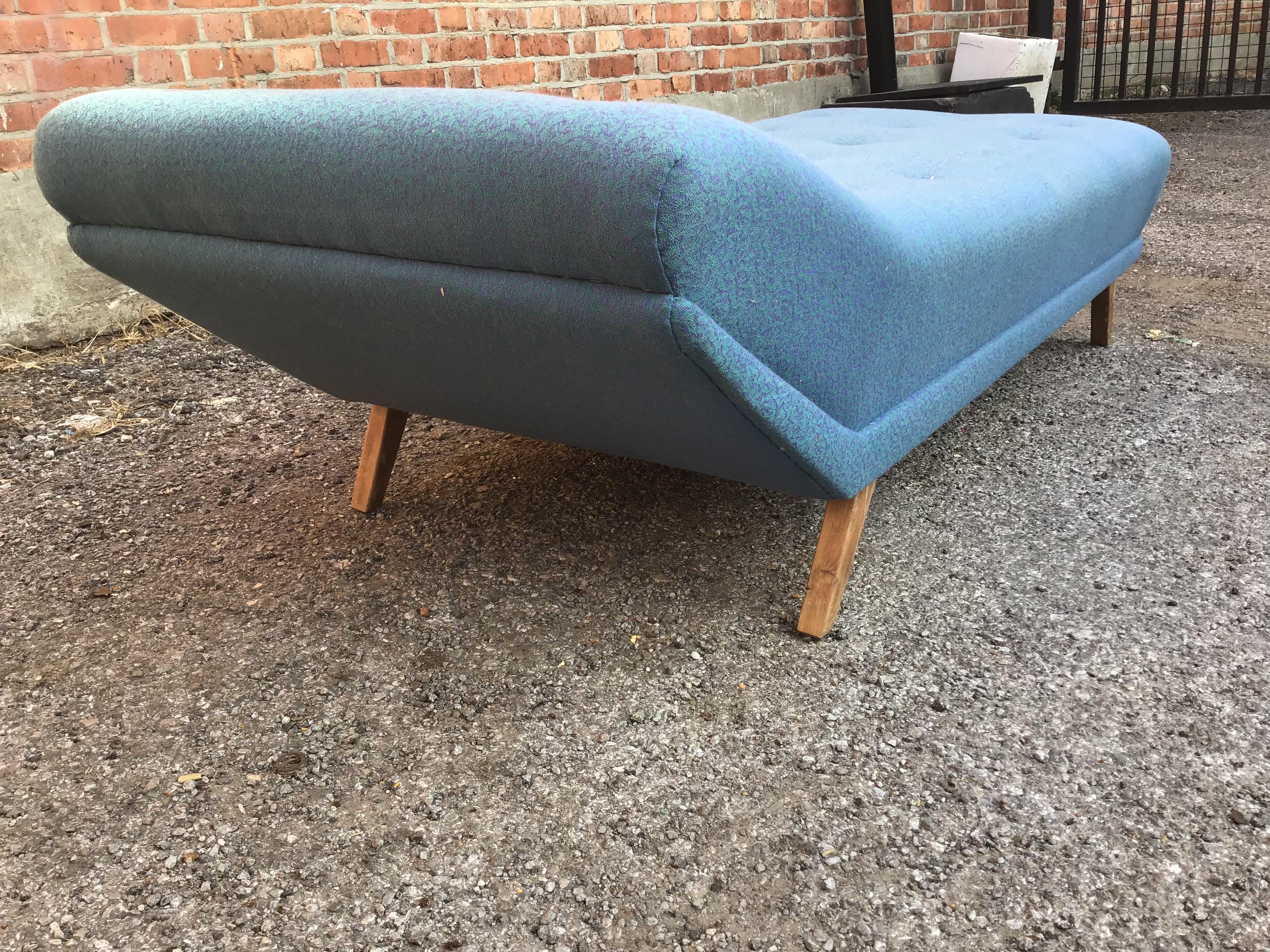 Lit de repos allemand très confortable avec plateau légèrement incliné
Pour que le lit soit parfaitement relaxant. Cadre en bois avec
Tissu en coton d'origine, vers les années 1950.