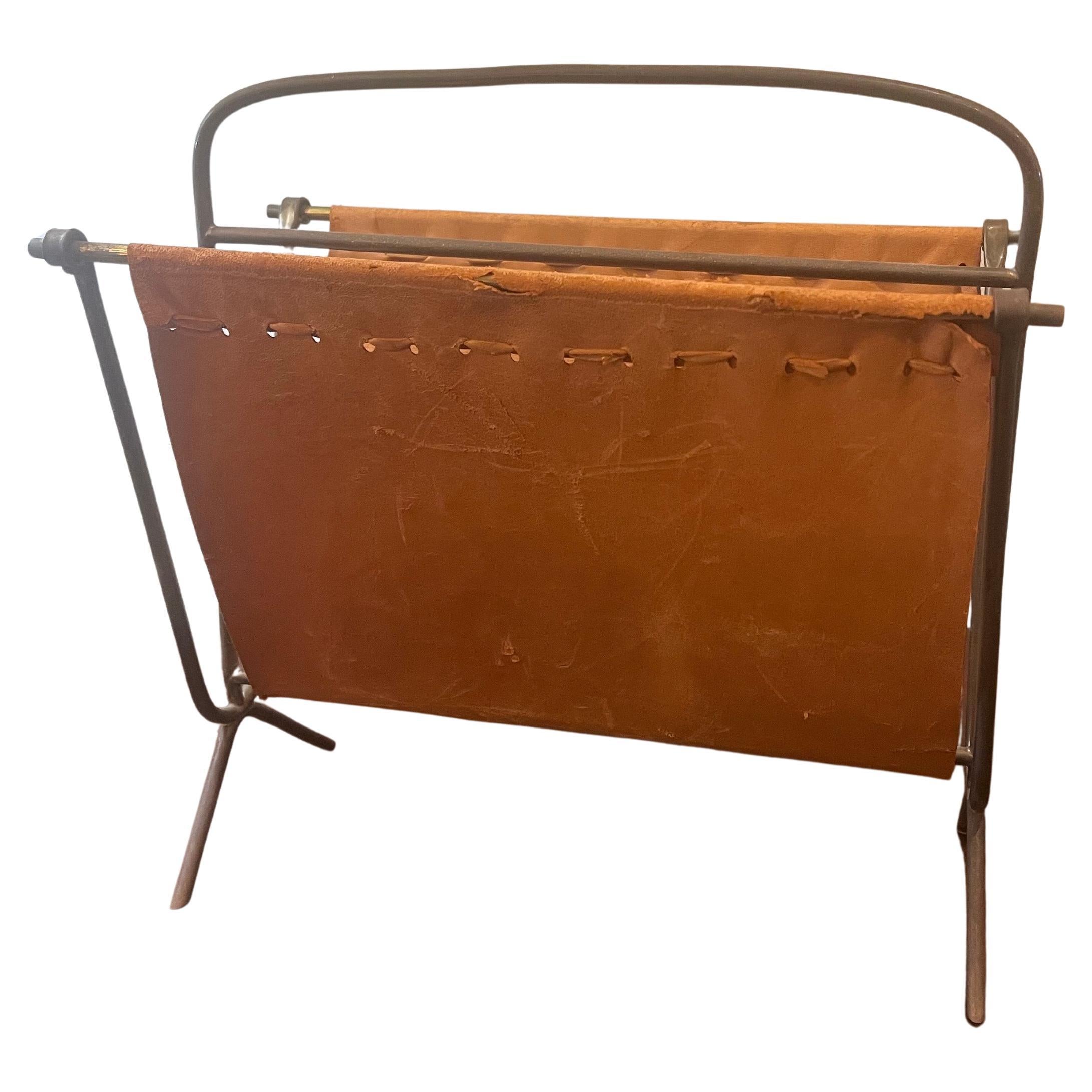 Mid-Century moderno Porta riviste in pelle e ottone del 1950, metà del secolo scorso, in ottone e pelle in vendita