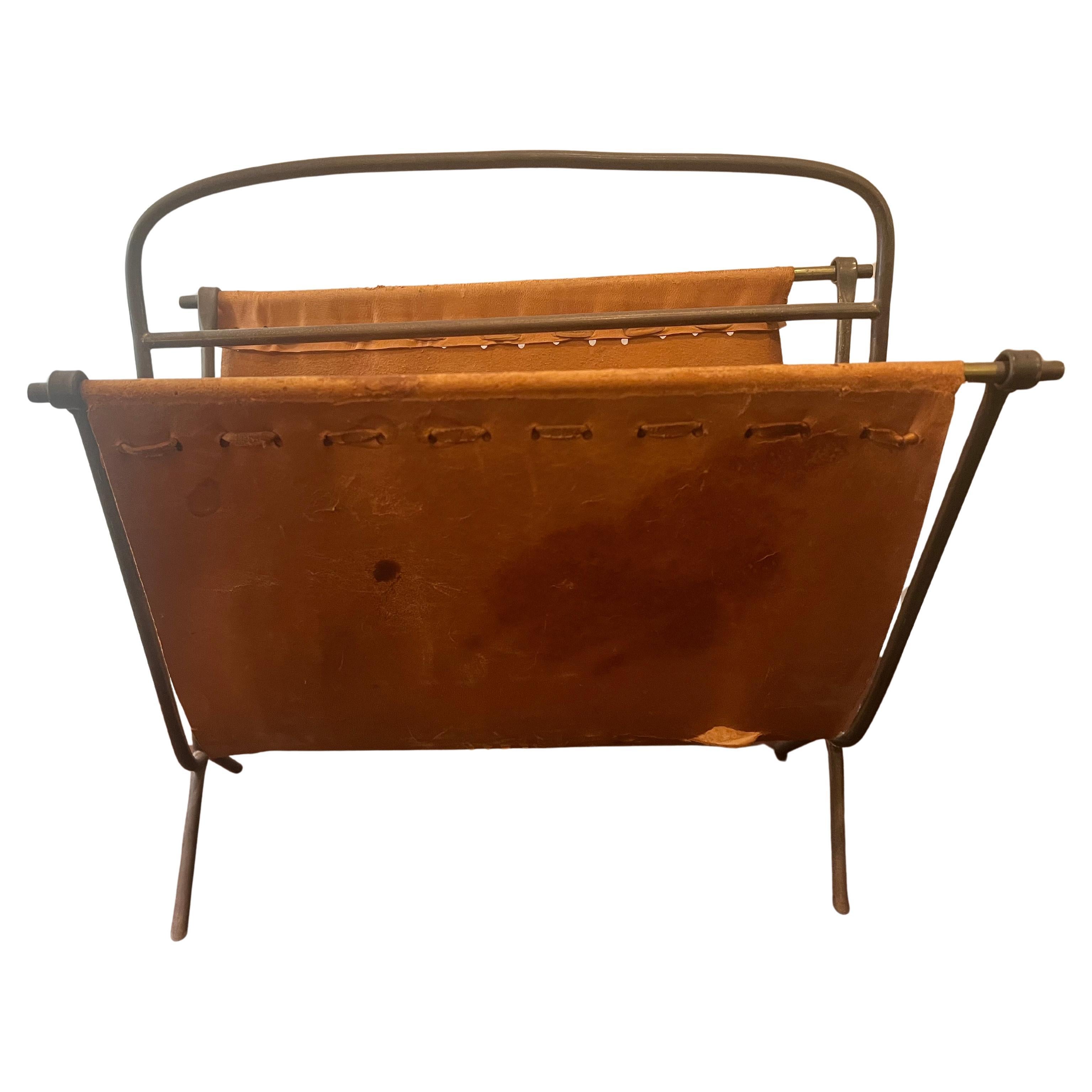 Tedesco Porta riviste in pelle e ottone del 1950, metà del secolo scorso, in ottone e pelle in vendita