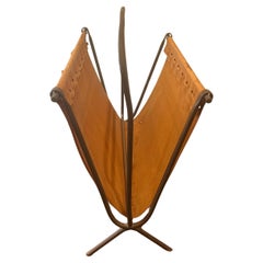 Revistero alemán de cuero y latón de mediados de siglo 1950